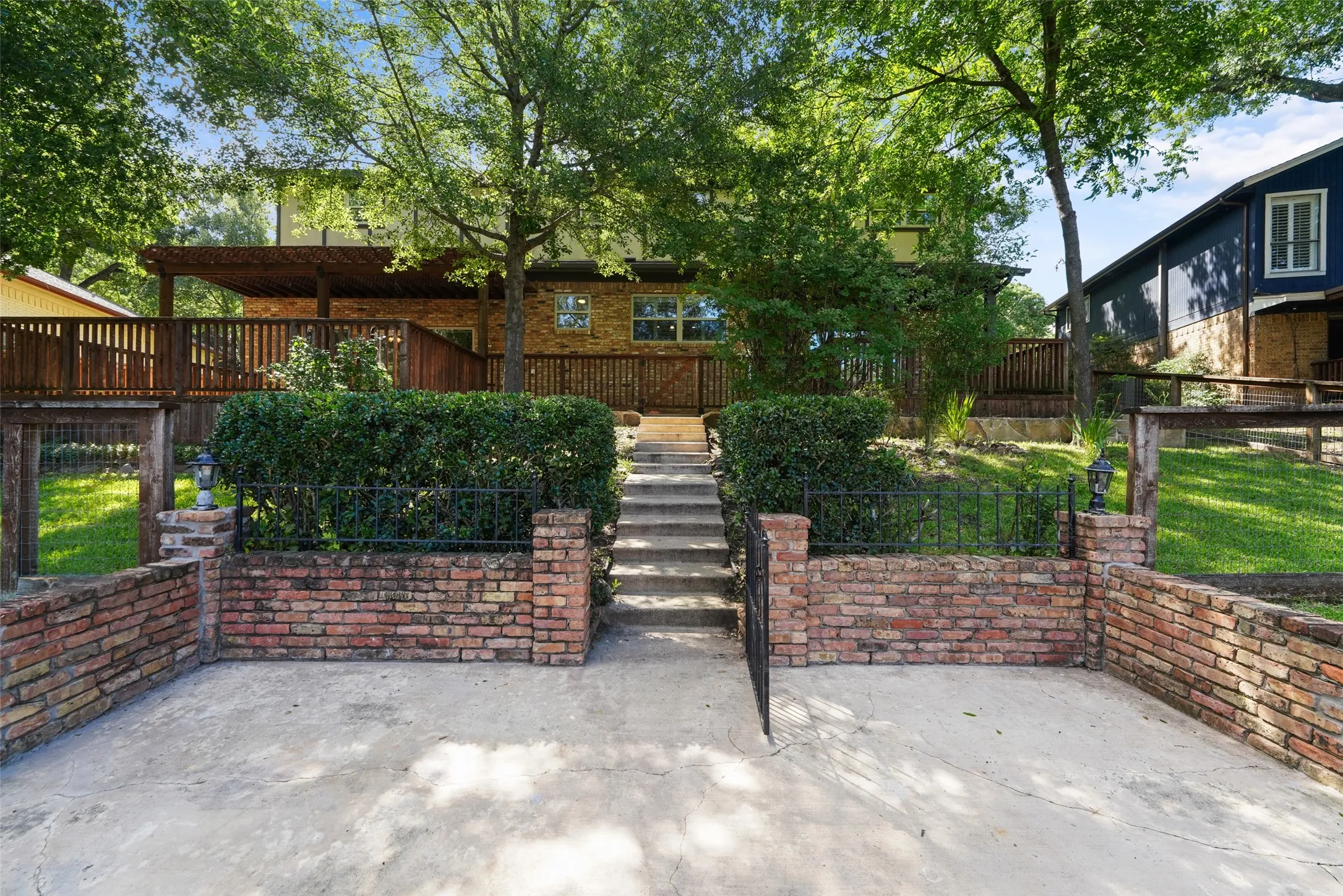 Single Family Residence For Sale in Tarrant County , 1404 Creekford Drive, Arlington, Texas 76012, 5 Bedroom, 5 Bathroom, 2 Garage spaces, 3,545 Sqft, built in 1974, mls#21301551, Real Estate Agent in Arlington, Homes For Sale in Tarrant county, Homes For Sale in Arlington, Realtor in Arlington Texas, Real Estate Brokerage Independent Realty Texas, Luminita Cordes Realtor