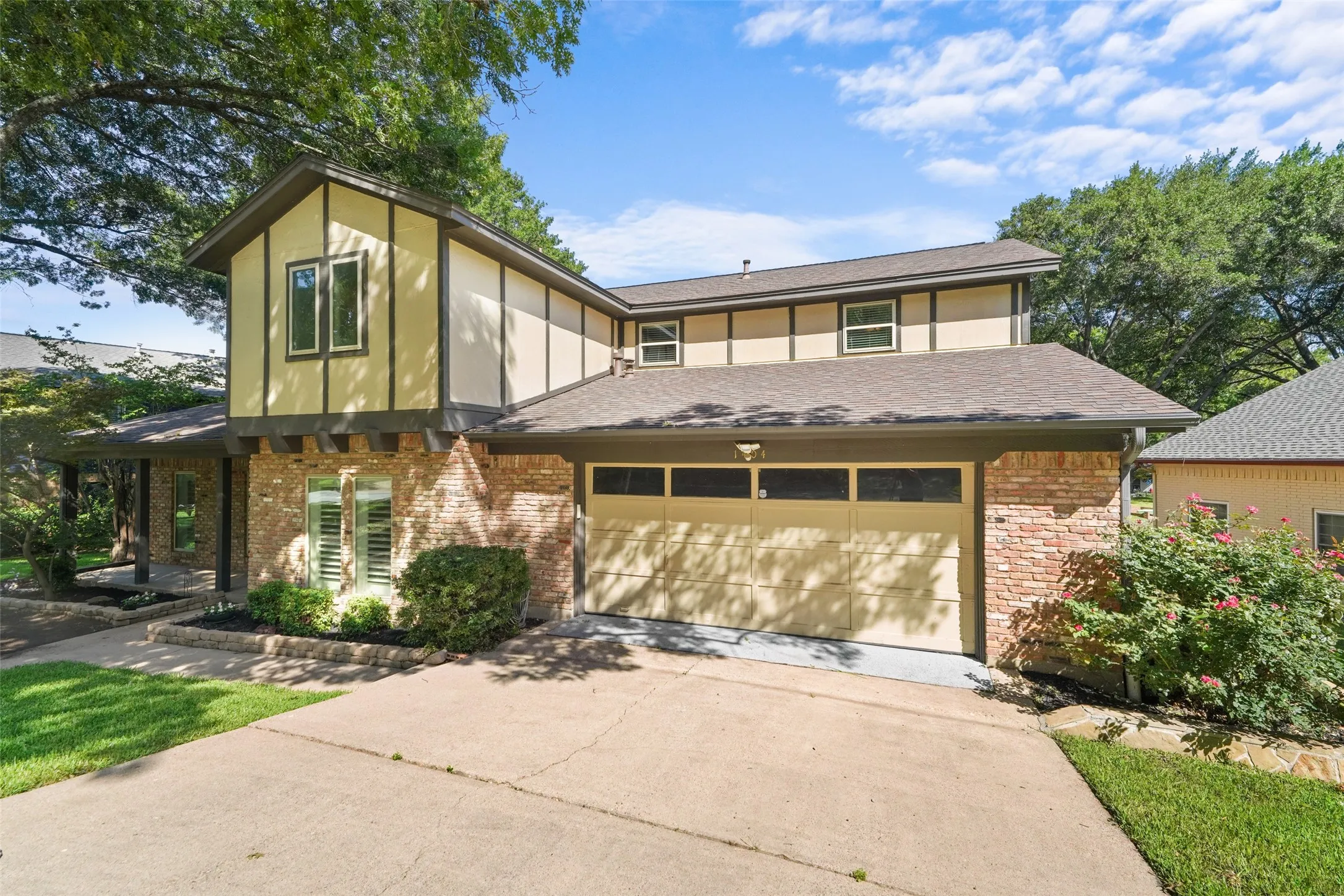 Single Family Residence For Sale in Tarrant County , 1404 Creekford Drive, Arlington, Texas 76012, 5 Bedroom, 5 Bathroom, 2 Garage spaces, 3,545 Sqft, built in 1974, mls#21301551, Real Estate Agent in Arlington, Homes For Sale in Tarrant county, Homes For Sale in Arlington, Realtor in Arlington Texas, Real Estate Brokerage Independent Realty Texas, Luminita Cordes Realtor