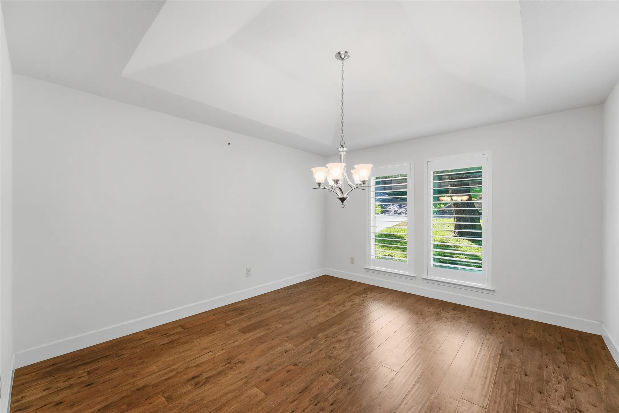 Single Family Residence For Sale in Tarrant County , 1404 Creekford Drive, Arlington, Texas 76012, 5 Bedroom, 5 Bathroom, 2 Garage spaces, 3,545 Sqft, built in 1974, mls#21301551, Real Estate Agent in Arlington, Homes For Sale in Tarrant county, Homes For Sale in Arlington, Realtor in Arlington Texas, Real Estate Brokerage Independent Realty Texas, Luminita Cordes Realtor