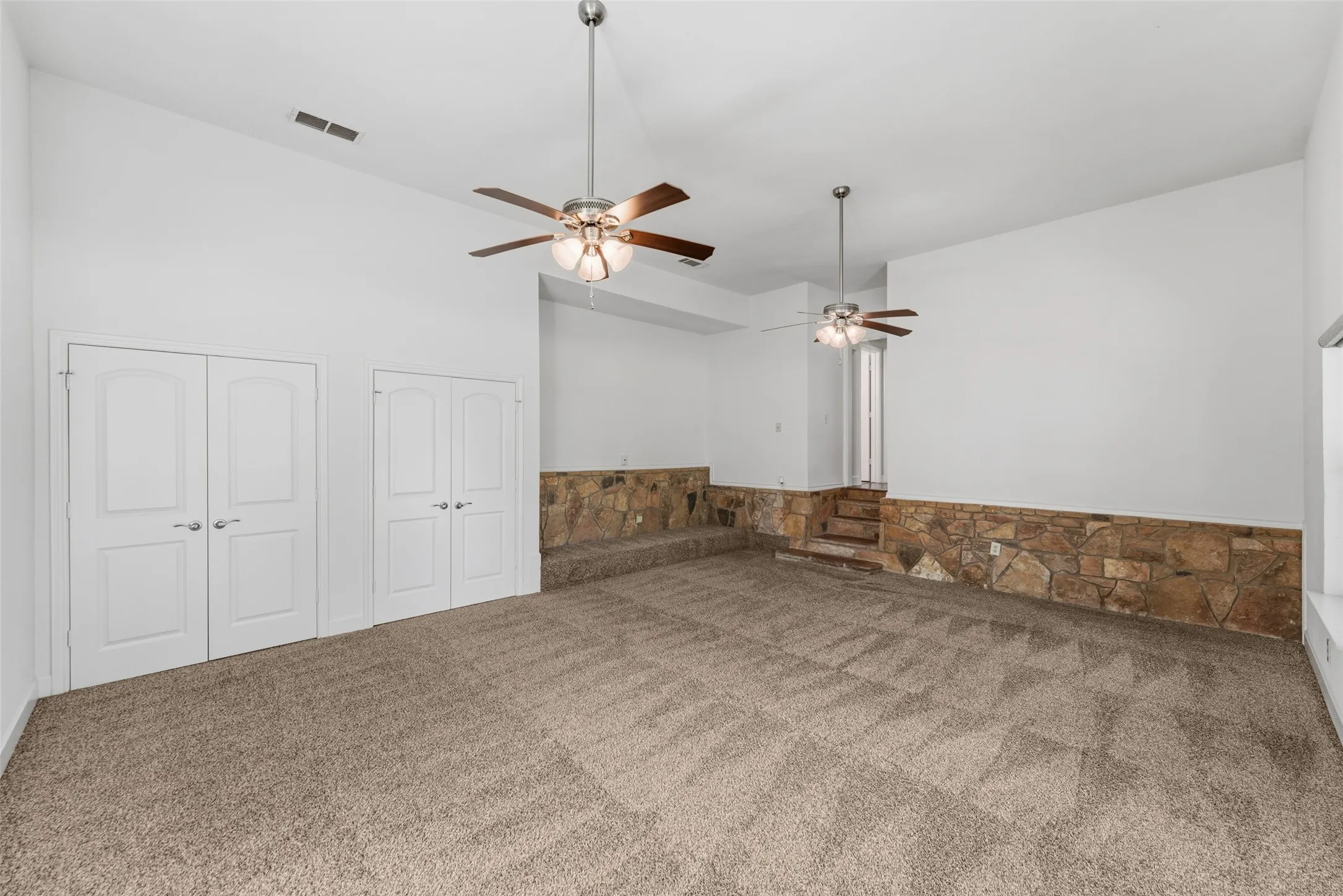 Single Family Residence For Sale in Tarrant County , 1404 Creekford Drive, Arlington, Texas 76012, 5 Bedroom, 5 Bathroom, 2 Garage spaces, 3,545 Sqft, built in 1974, mls#21301551, Real Estate Agent in Arlington, Homes For Sale in Tarrant county, Homes For Sale in Arlington, Realtor in Arlington Texas, Real Estate Brokerage Independent Realty Texas, Luminita Cordes Realtor