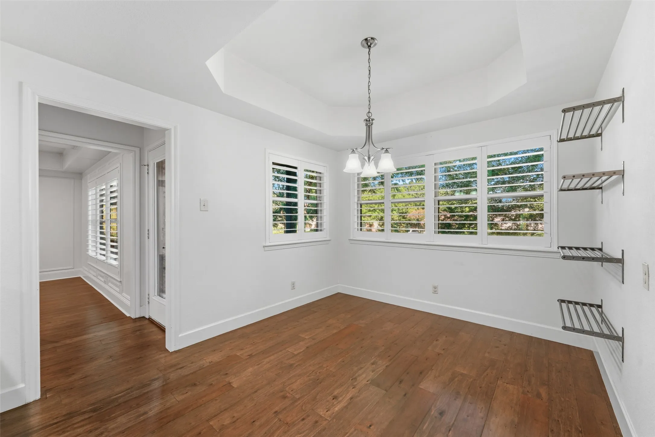 Single Family Residence For Sale in Tarrant County , 1404 Creekford Drive, Arlington, Texas 76012, 5 Bedroom, 5 Bathroom, 2 Garage spaces, 3,545 Sqft, built in 1974, mls#21301551, Real Estate Agent in Arlington, Homes For Sale in Tarrant county, Homes For Sale in Arlington, Realtor in Arlington Texas, Real Estate Brokerage Independent Realty Texas, Luminita Cordes Realtor