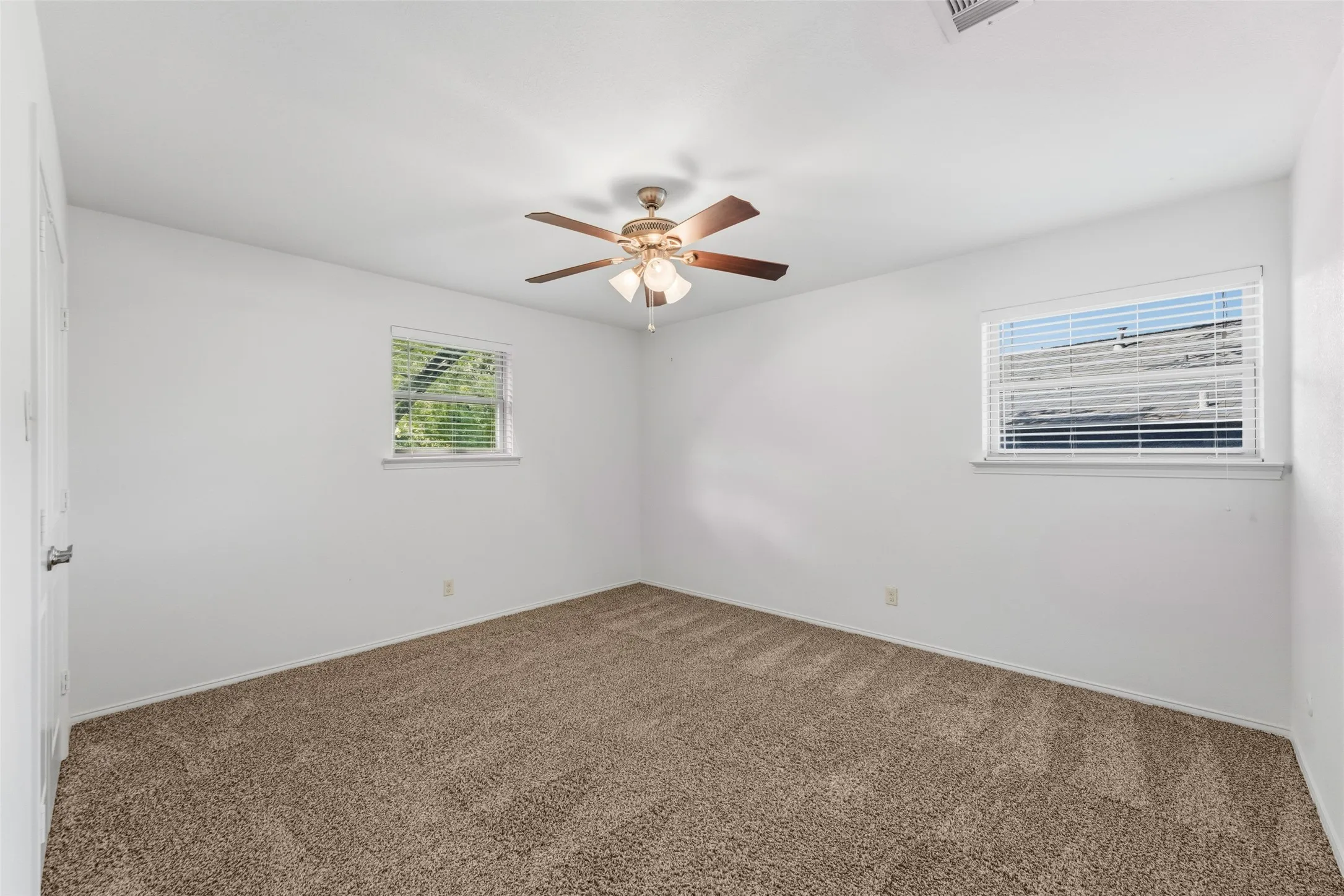 Neutral wall paint with textured carpeting