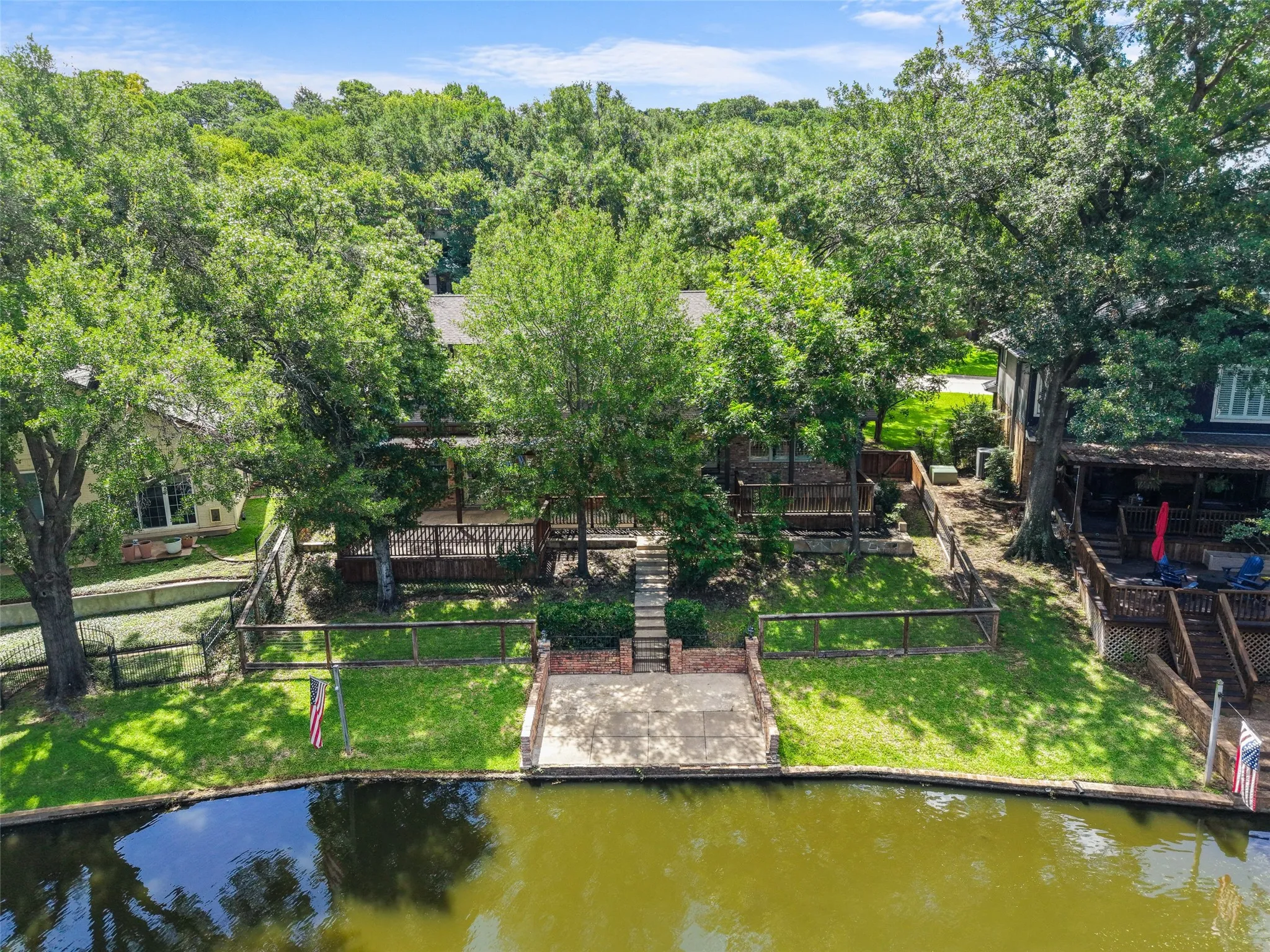 Single Family Residence For Sale in Tarrant County , 1404 Creekford Drive, Arlington, Texas 76012, 5 Bedroom, 5 Bathroom, 2 Garage spaces, 3,545 Sqft, built in 1974, mls#21301551, Real Estate Agent in Arlington, Homes For Sale in Tarrant county, Homes For Sale in Arlington, Realtor in Arlington Texas, Real Estate Brokerage Independent Realty Texas, Luminita Cordes Realtor