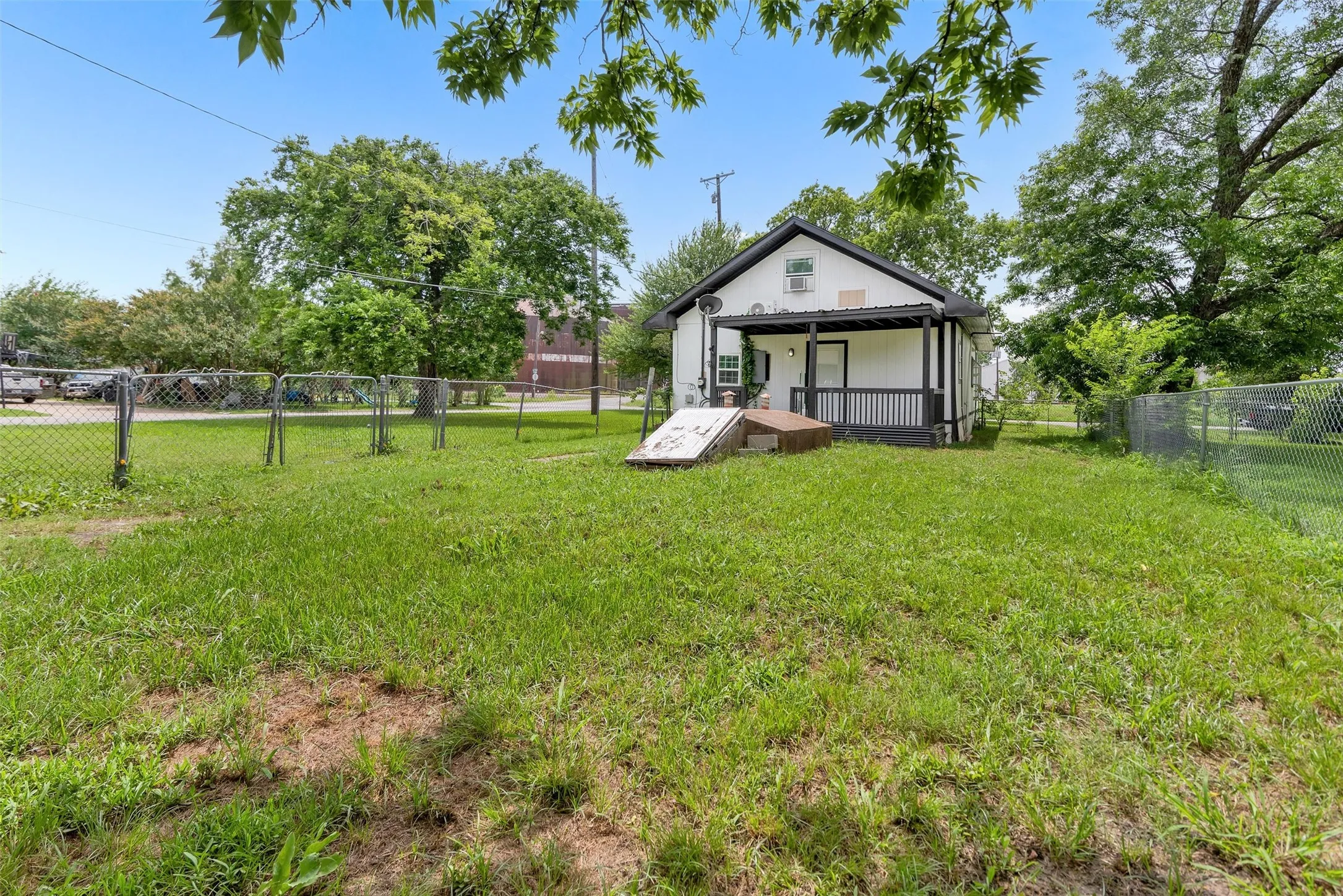 Single Family Residence For Rent in Grayson County , 721 S First Street, Sherman, Texas 75090, 3 Bedroom, 2 Bathroom, Garage spaces, 1,476 Sqft, built in 1920, mls#21308764, Real Estate Agent in Sherman, Homes For Rent in Grayson county, Homes For Rent in Sherman, Realtor in Sherman Texas, Real Estate Brokerage Independent Realty Texas, Luminita Cordes Realtor