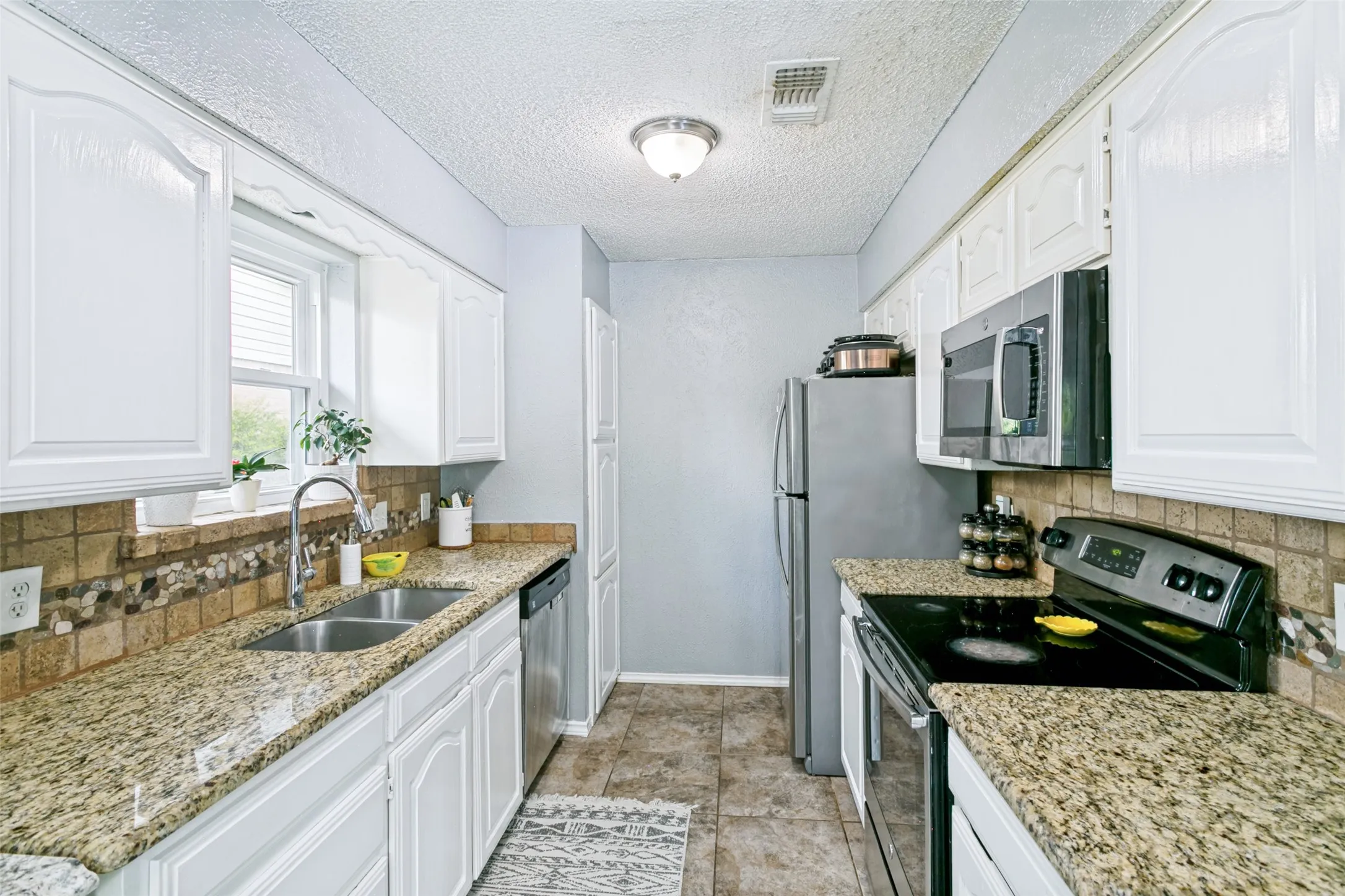 Single Family Residence For Sale in Tarrant County , 6520 Constitution Drive, Watauga, Texas 76148, 3 Bedroom, 2 Bathroom, 2 Garage spaces, 1,239 Sqft, built in 1984, mls#21308301, Real Estate Agent in Watauga, Homes For Sale in Tarrant county, Homes For Sale in Watauga, Realtor in Watauga Texas, Real Estate Brokerage Independent Realty Texas, Luminita Cordes Realtor