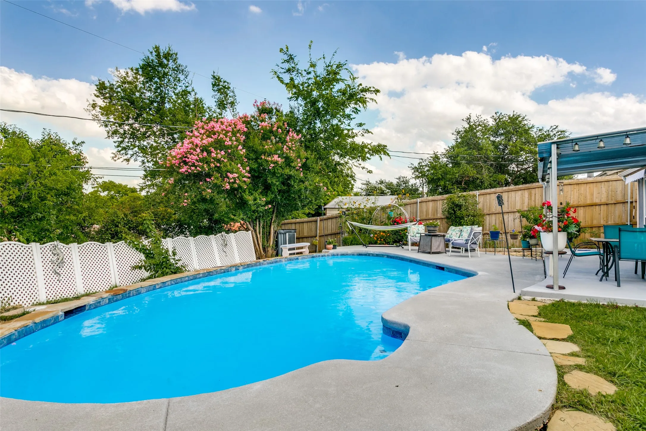 Single Family Residence For Sale in Tarrant County , 6520 Constitution Drive, Watauga, Texas 76148, 3 Bedroom, 2 Bathroom, 2 Garage spaces, 1,239 Sqft, built in 1984, mls#21308301, Real Estate Agent in Watauga, Homes For Sale in Tarrant county, Homes For Sale in Watauga, Realtor in Watauga Texas, Real Estate Brokerage Independent Realty Texas, Luminita Cordes Realtor