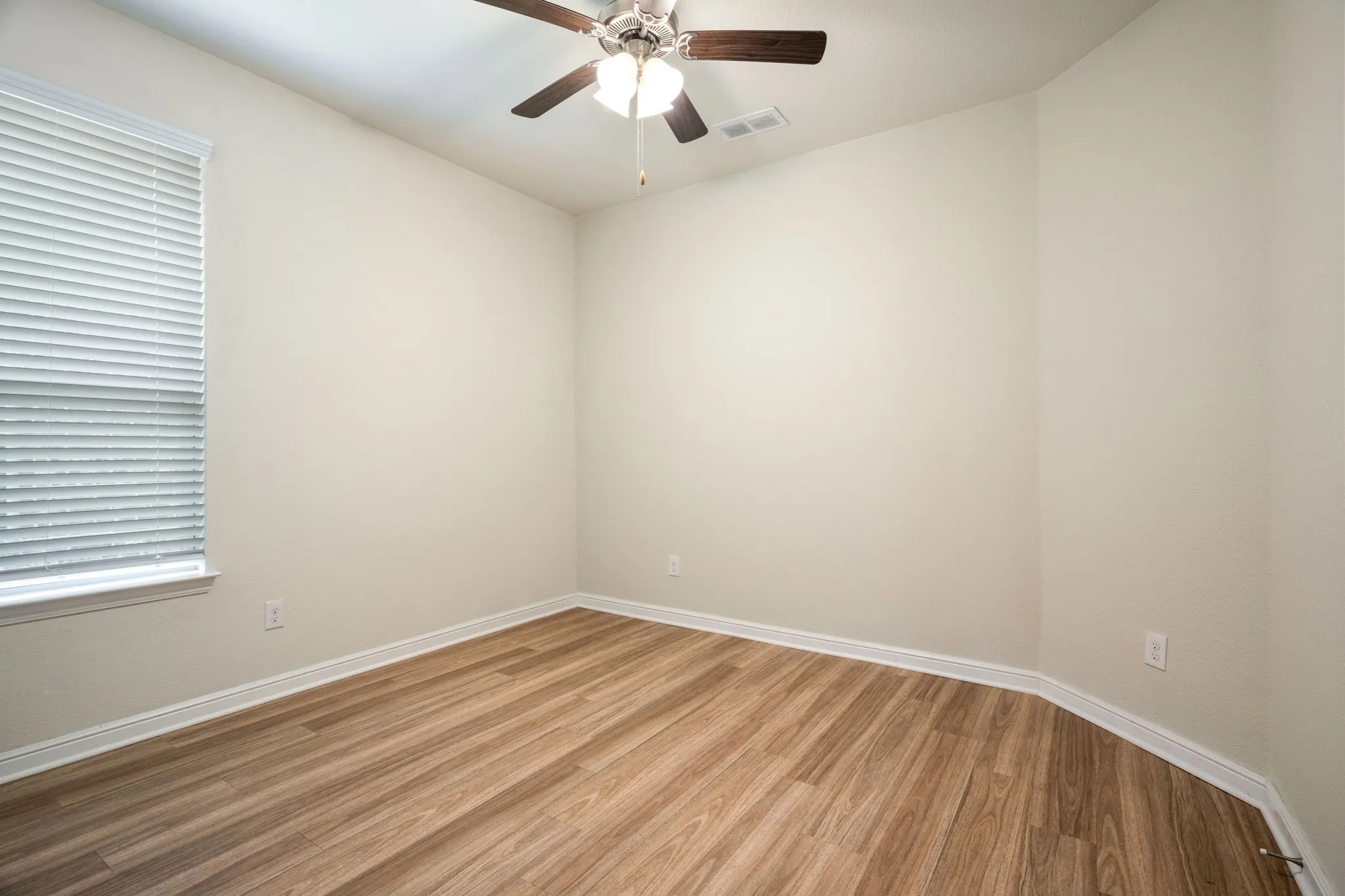 Single Family Residence For Sale in Denton County , 916 Hawks Way, Argyle, Texas 76226, 3 Bedroom, 2 Bathroom, 2 Garage spaces, 1,872 Sqft, built in 2018, mls#21308777, Real Estate Agent in Argyle, Homes For Sale in Denton county, Homes For Sale in Argyle, Realtor in Argyle Texas, Real Estate Brokerage Independent Realty Texas, Luminita Cordes Realtor