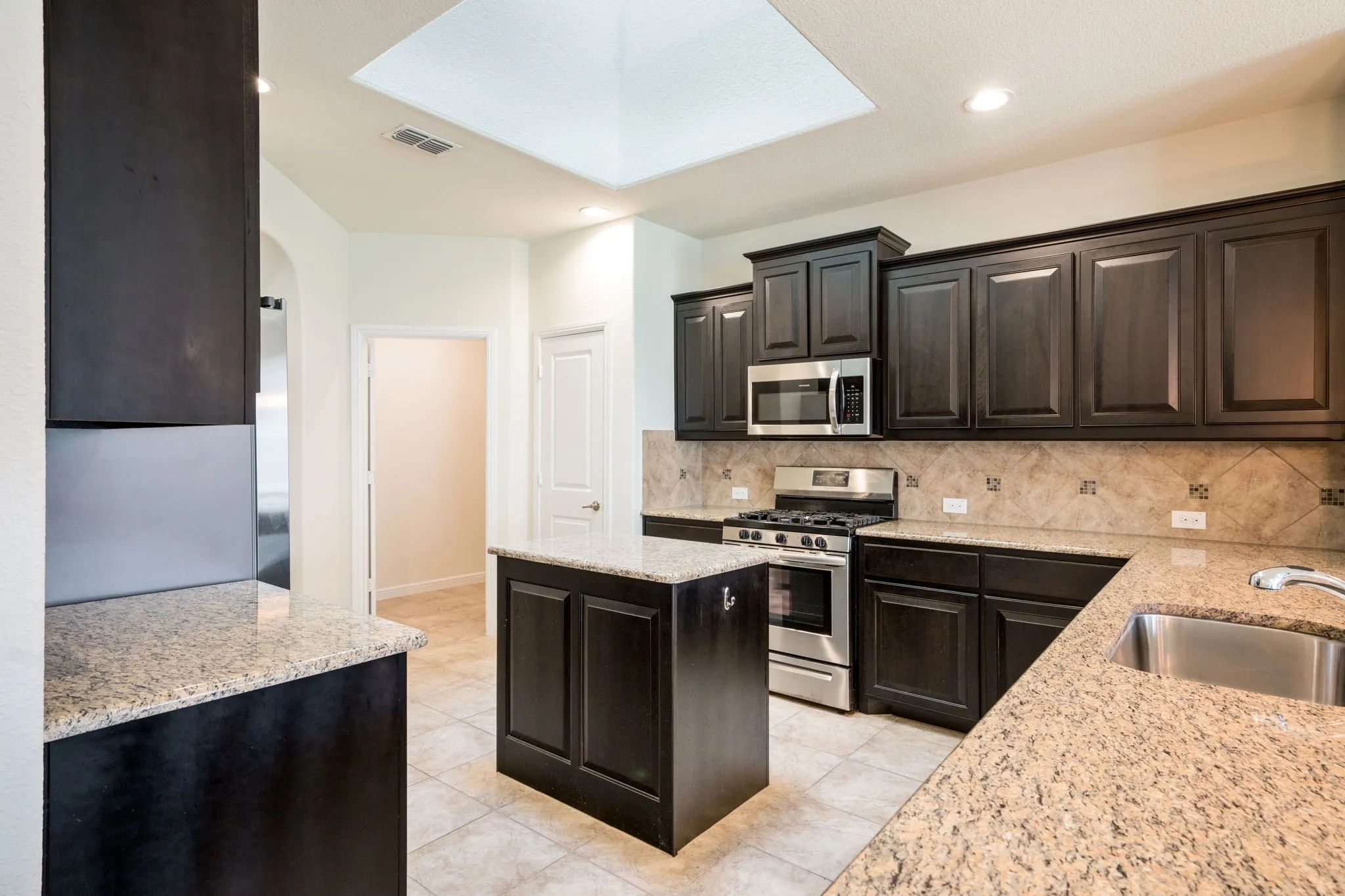 Single Family Residence For Sale in Denton County , 916 Hawks Way, Argyle, Texas 76226, 3 Bedroom, 2 Bathroom, 2 Garage spaces, 1,872 Sqft, built in 2018, mls#21308777, Real Estate Agent in Argyle, Homes For Sale in Denton county, Homes For Sale in Argyle, Realtor in Argyle Texas, Real Estate Brokerage Independent Realty Texas, Luminita Cordes Realtor