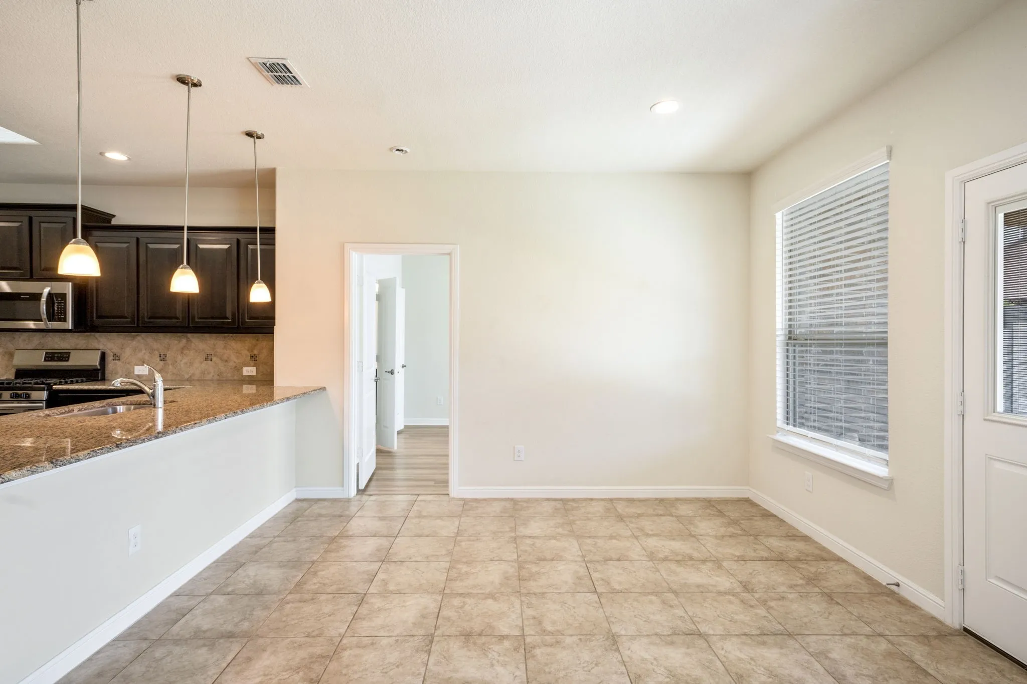 Single Family Residence For Sale in Denton County , 916 Hawks Way, Argyle, Texas 76226, 3 Bedroom, 2 Bathroom, 2 Garage spaces, 1,872 Sqft, built in 2018, mls#21308777, Real Estate Agent in Argyle, Homes For Sale in Denton county, Homes For Sale in Argyle, Realtor in Argyle Texas, Real Estate Brokerage Independent Realty Texas, Luminita Cordes Realtor