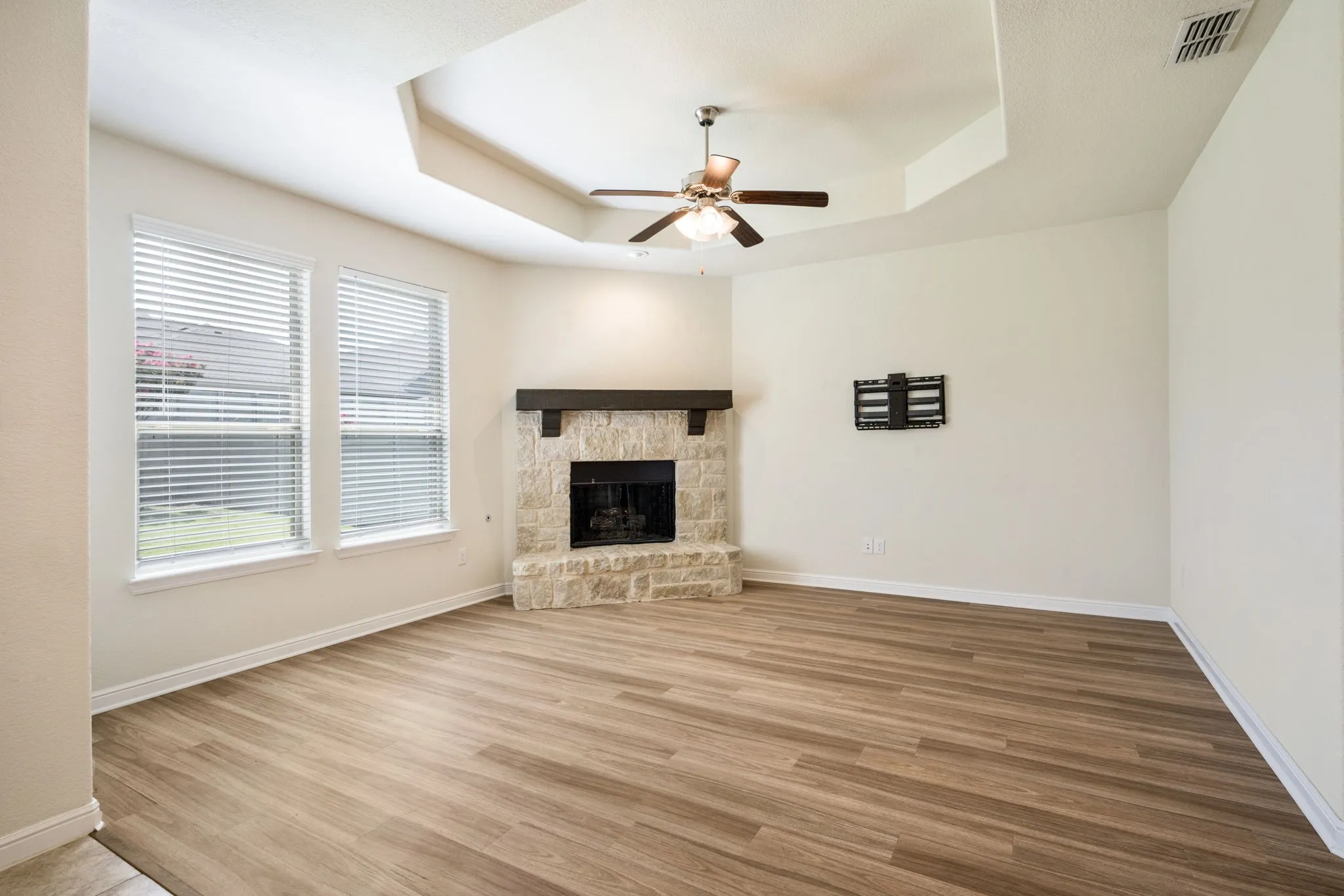 Single Family Residence For Sale in Denton County , 916 Hawks Way, Argyle, Texas 76226, 3 Bedroom, 2 Bathroom, 2 Garage spaces, 1,872 Sqft, built in 2018, mls#21308777, Real Estate Agent in Argyle, Homes For Sale in Denton county, Homes For Sale in Argyle, Realtor in Argyle Texas, Real Estate Brokerage Independent Realty Texas, Luminita Cordes Realtor