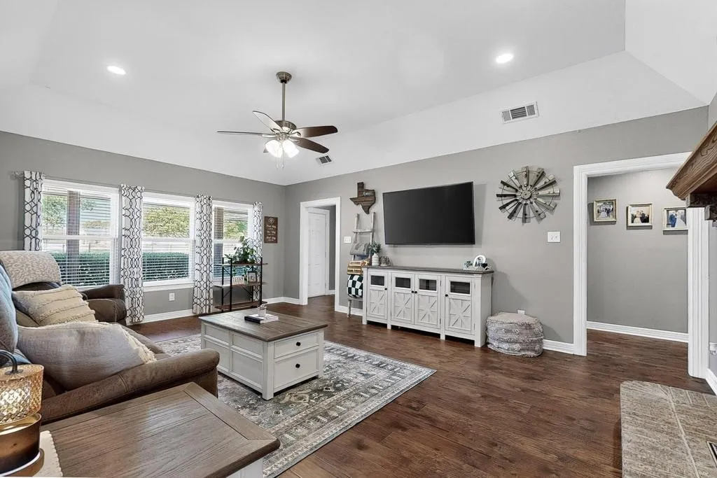 Single Family Residence For Sale in Rockwall County , 116 Quinta Circle, Royse City, Texas 75189, 3 Bedroom, 2 Bathroom, 3 Garage spaces, 1,761 Sqft, built in 1995, mls#21308345, Real Estate Agent in Royse City, Homes For Sale in Rockwall county, Homes For Sale in Royse City, Realtor in Royse City Texas, Real Estate Brokerage Independent Realty Texas, Luminita Cordes Realtor
