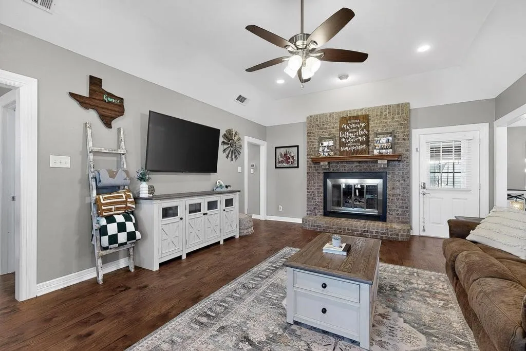 Single Family Residence For Sale in Rockwall County , 116 Quinta Circle, Royse City, Texas 75189, 3 Bedroom, 2 Bathroom, 3 Garage spaces, 1,761 Sqft, built in 1995, mls#21308345, Real Estate Agent in Royse City, Homes For Sale in Rockwall county, Homes For Sale in Royse City, Realtor in Royse City Texas, Real Estate Brokerage Independent Realty Texas, Luminita Cordes Realtor