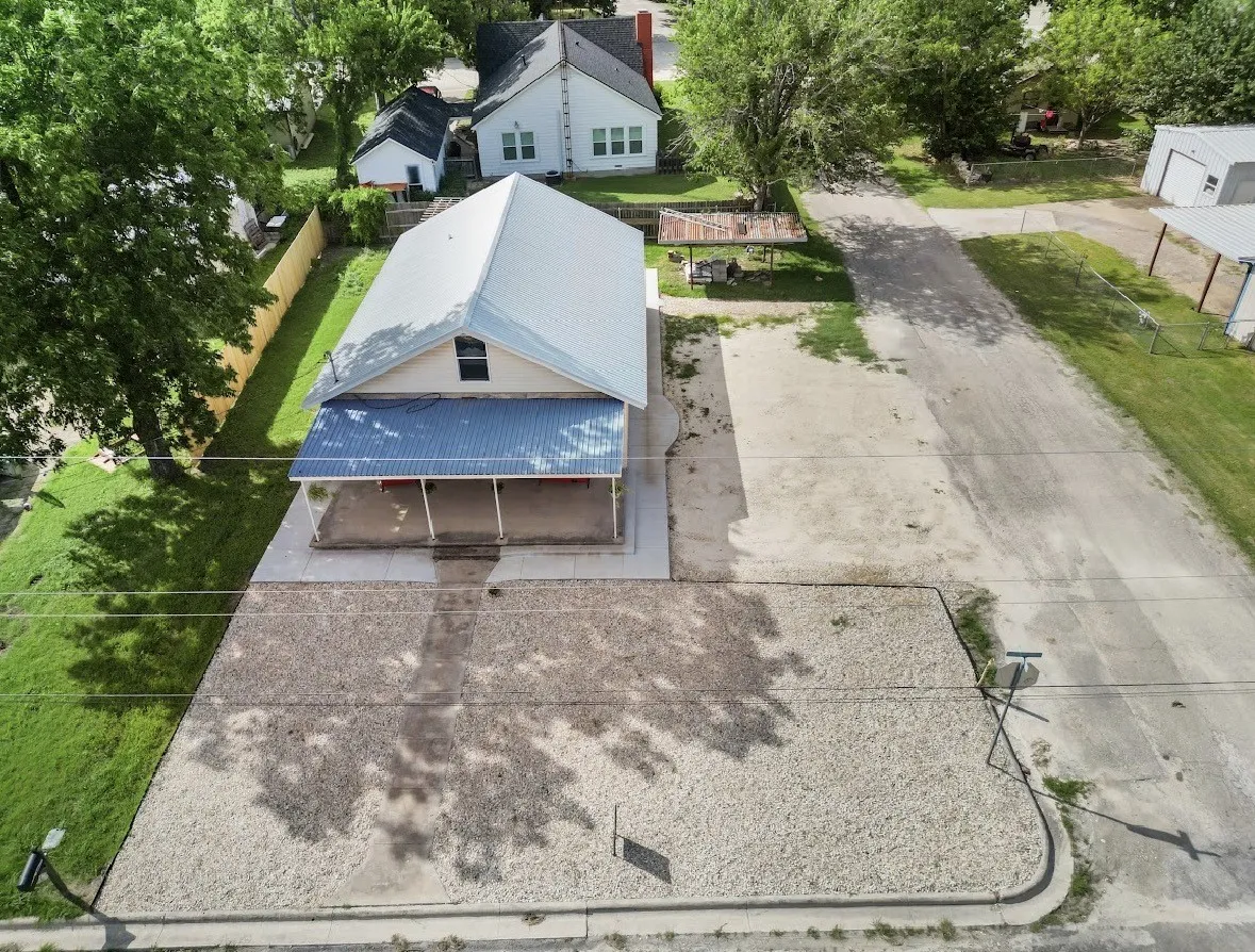 Single Family Residence For Sale in Bosque County , 1003 W 5th Street, Clifton, Texas 76634, 2 Bedroom, 3 Bathroom, Garage spaces, 1,520 Sqft, built in 1930, mls#21308800, Real Estate Agent in Clifton, Homes For Sale in Bosque county, Homes For Sale in Clifton, Realtor in Clifton Texas, Real Estate Brokerage Independent Realty Texas, Luminita Cordes Realtor