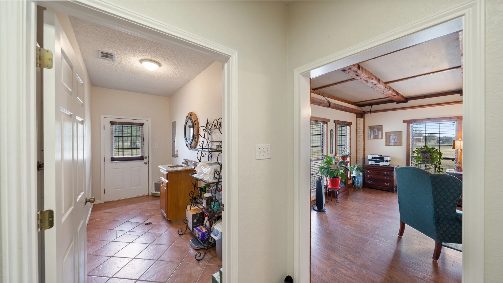 Single Family Residence For Sale in Kaufman County , 12525 County Road 4083, Scurry, Texas 75158, 3 Bedroom, 2 Bathroom, Garage spaces, 2,206 Sqft, built in 1996, mls#21308804, Real Estate Agent in Scurry, Homes For Sale in Kaufman county, Homes For Sale in Scurry, Realtor in Scurry Texas, Real Estate Brokerage Independent Realty Texas, Luminita Cordes Realtor