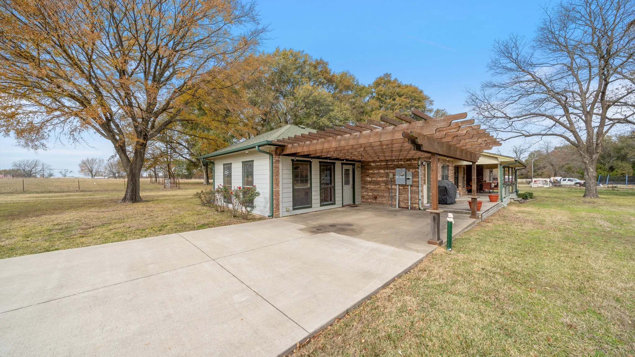 Single Family Residence For Sale in Kaufman County , 12525 County Road 4083, Scurry, Texas 75158, 3 Bedroom, 2 Bathroom, Garage spaces, 2,206 Sqft, built in 1996, mls#21308804, Real Estate Agent in Scurry, Homes For Sale in Kaufman county, Homes For Sale in Scurry, Realtor in Scurry Texas, Real Estate Brokerage Independent Realty Texas, Luminita Cordes Realtor