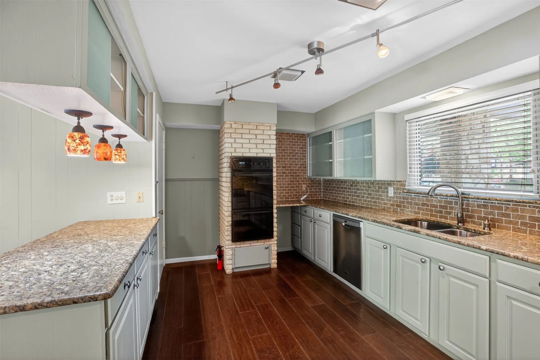 Single Family Residence For Sale in Tarrant County , 1608 Freeman Court, Arlington, Texas 76013, 3 Bedrooms, 3 Bathrooms, 2 Garage spaces, 2,401 Sqft, built in 1962, Price $385,000, mls#21308795, Real Estate Agent in Arlington, Homes For Sale in Tarrant county, Homes For Sale in Arlington, Realtor in Arlington Texas, Real Estate Brokerage Independent Realty Texas, Luminita Cordes Realtor