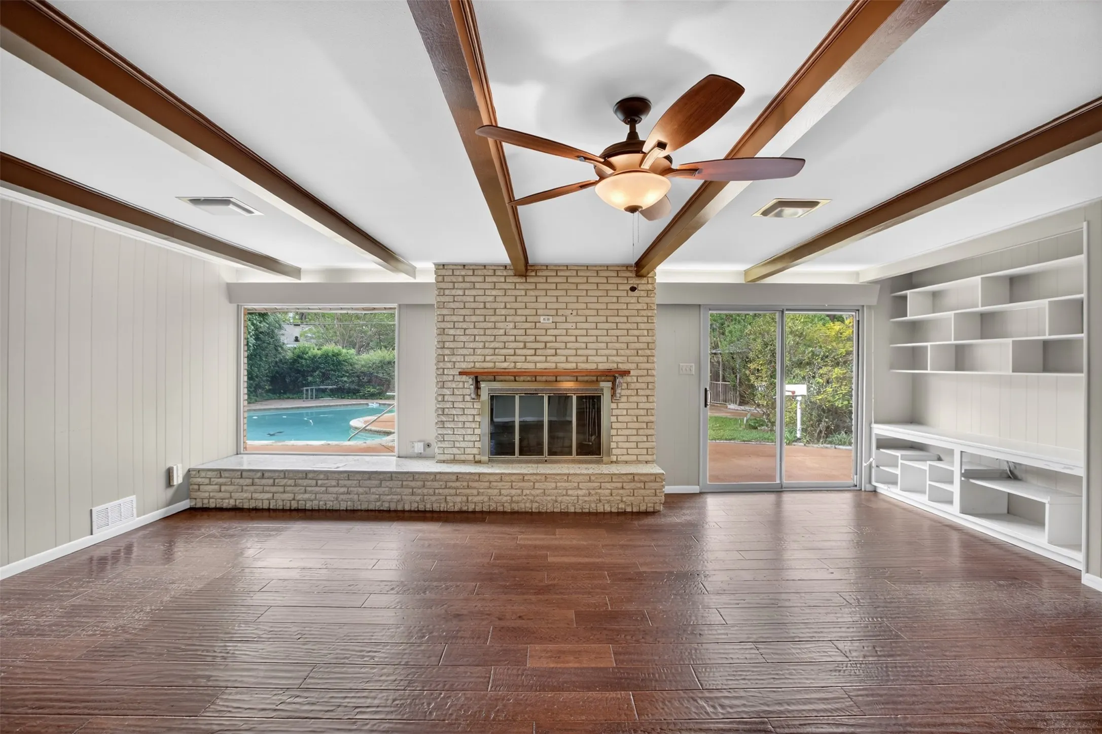 Single Family Residence For Sale in Tarrant County , 1608 Freeman Court, Arlington, Texas 76013, 3 Bedrooms, 3 Bathrooms, 2 Garage spaces, 2,401 Sqft, built in 1962, Price $385,000, mls#21308795, Real Estate Agent in Arlington, Homes For Sale in Tarrant county, Homes For Sale in Arlington, Realtor in Arlington Texas, Real Estate Brokerage Independent Realty Texas, Luminita Cordes Realtor