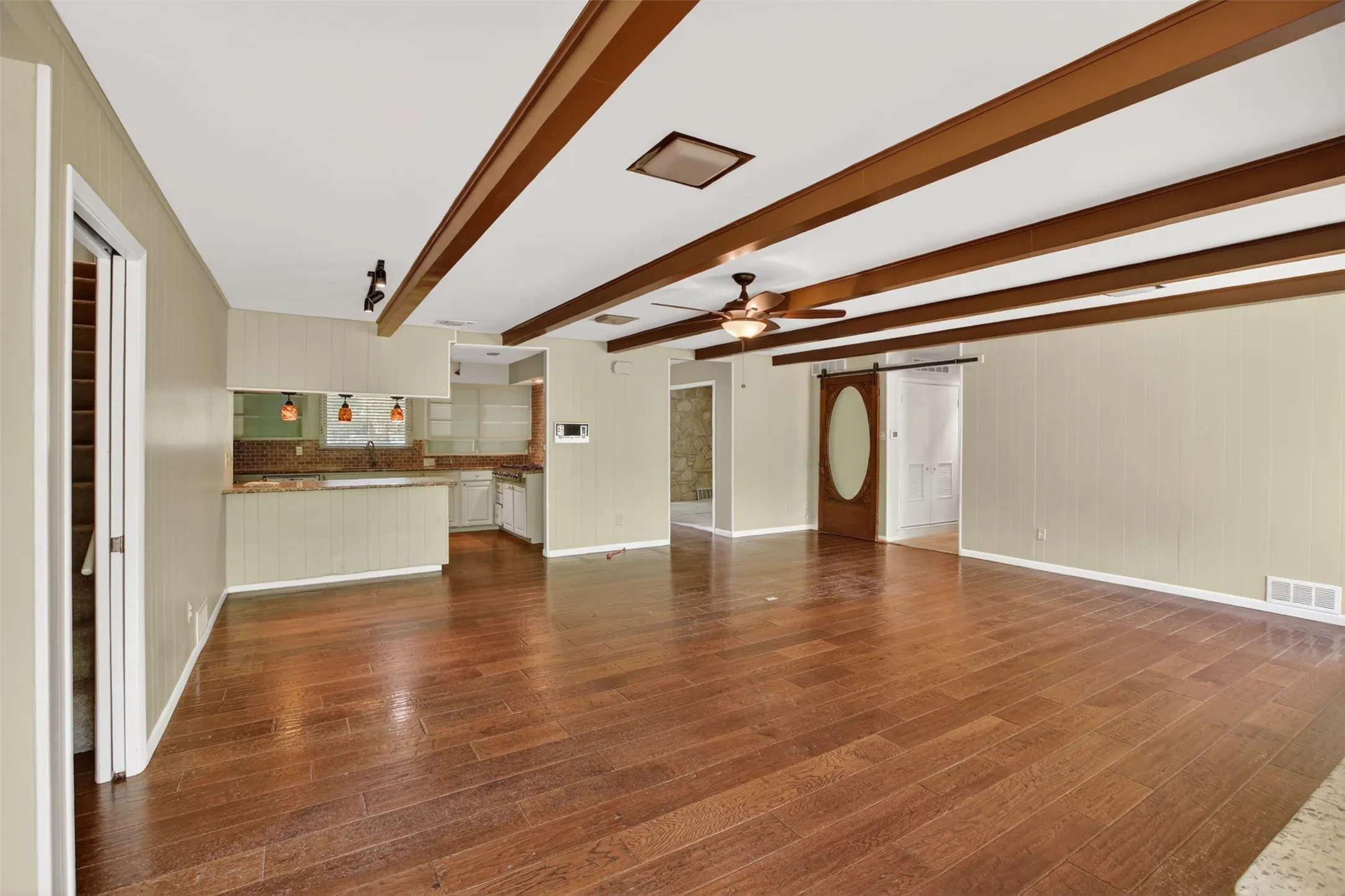 Single Family Residence For Sale in Tarrant County , 1608 Freeman Court, Arlington, Texas 76013, 3 Bedrooms, 3 Bathrooms, 2 Garage spaces, 2,401 Sqft, built in 1962, Price $385,000, mls#21308795, Real Estate Agent in Arlington, Homes For Sale in Tarrant county, Homes For Sale in Arlington, Realtor in Arlington Texas, Real Estate Brokerage Independent Realty Texas, Luminita Cordes Realtor