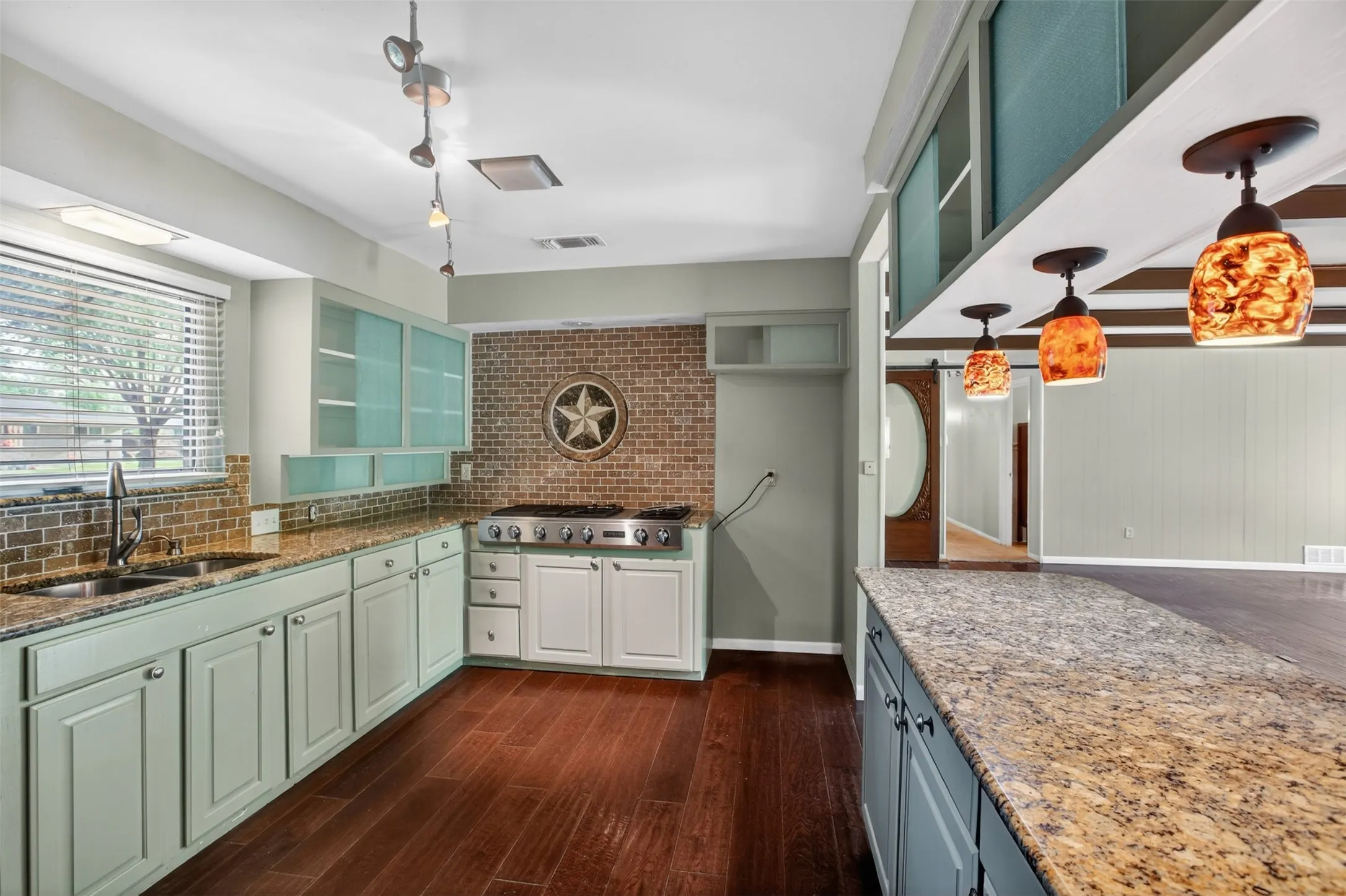 Single Family Residence For Sale in Tarrant County , 1608 Freeman Court, Arlington, Texas 76013, 3 Bedrooms, 3 Bathrooms, 2 Garage spaces, 2,401 Sqft, built in 1962, Price $385,000, mls#21308795, Real Estate Agent in Arlington, Homes For Sale in Tarrant county, Homes For Sale in Arlington, Realtor in Arlington Texas, Real Estate Brokerage Independent Realty Texas, Luminita Cordes Realtor