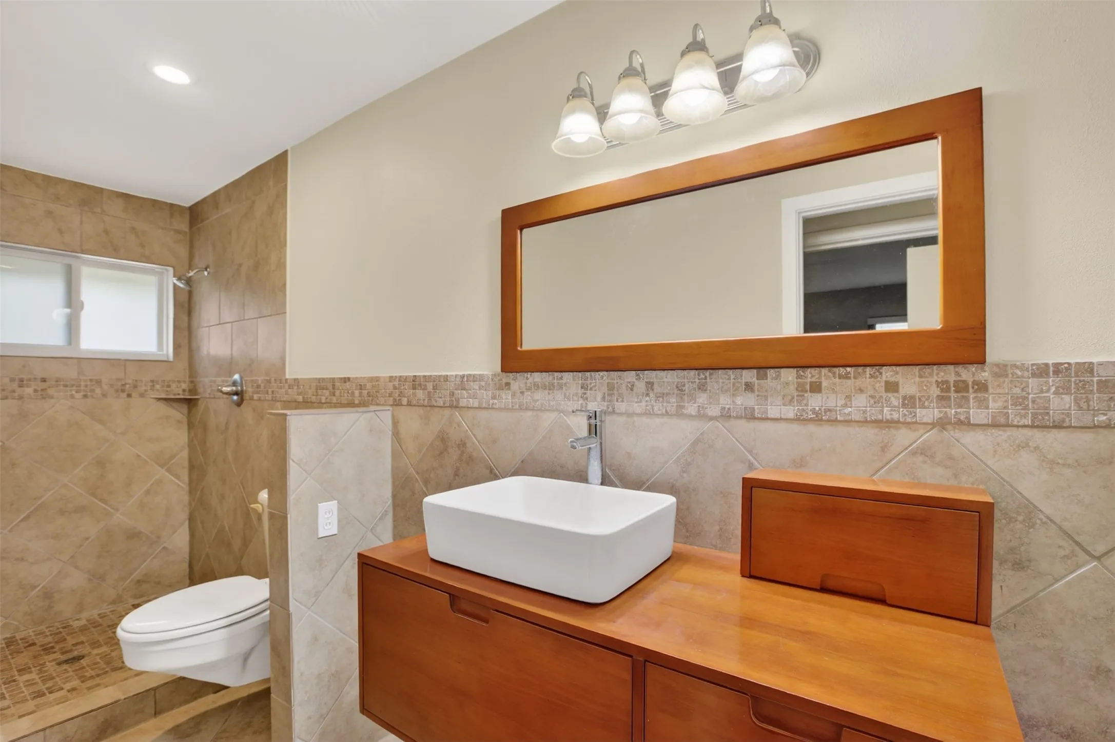 Single Family Residence For Sale in Tarrant County , 1608 Freeman Court, Arlington, Texas 76013, 3 Bedrooms, 3 Bathrooms, 2 Garage spaces, 2,401 Sqft, built in 1962, Price $385,000, mls#21308795, Real Estate Agent in Arlington, Homes For Sale in Tarrant county, Homes For Sale in Arlington, Realtor in Arlington Texas, Real Estate Brokerage Independent Realty Texas, Luminita Cordes Realtor