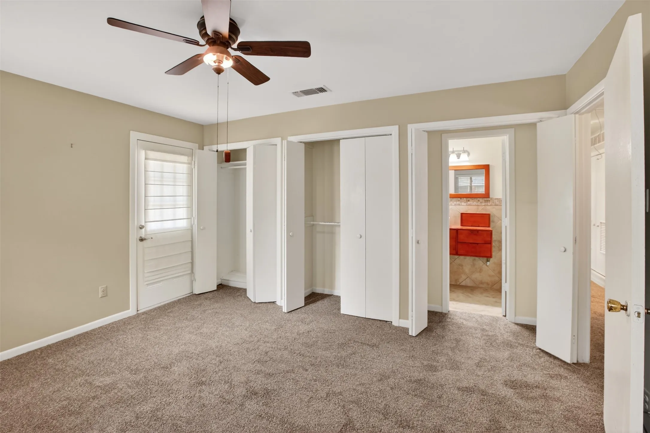 Single Family Residence For Sale in Tarrant County , 1608 Freeman Court, Arlington, Texas 76013, 3 Bedrooms, 3 Bathrooms, 2 Garage spaces, 2,401 Sqft, built in 1962, Price $385,000, mls#21308795, Real Estate Agent in Arlington, Homes For Sale in Tarrant county, Homes For Sale in Arlington, Realtor in Arlington Texas, Real Estate Brokerage Independent Realty Texas, Luminita Cordes Realtor