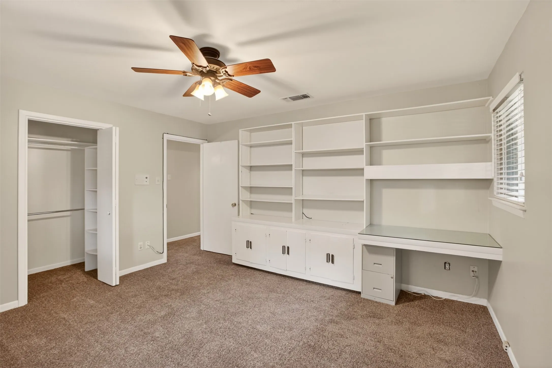 Single Family Residence For Sale in Tarrant County , 1608 Freeman Court, Arlington, Texas 76013, 3 Bedrooms, 3 Bathrooms, 2 Garage spaces, 2,401 Sqft, built in 1962, Price $385,000, mls#21308795, Real Estate Agent in Arlington, Homes For Sale in Tarrant county, Homes For Sale in Arlington, Realtor in Arlington Texas, Real Estate Brokerage Independent Realty Texas, Luminita Cordes Realtor