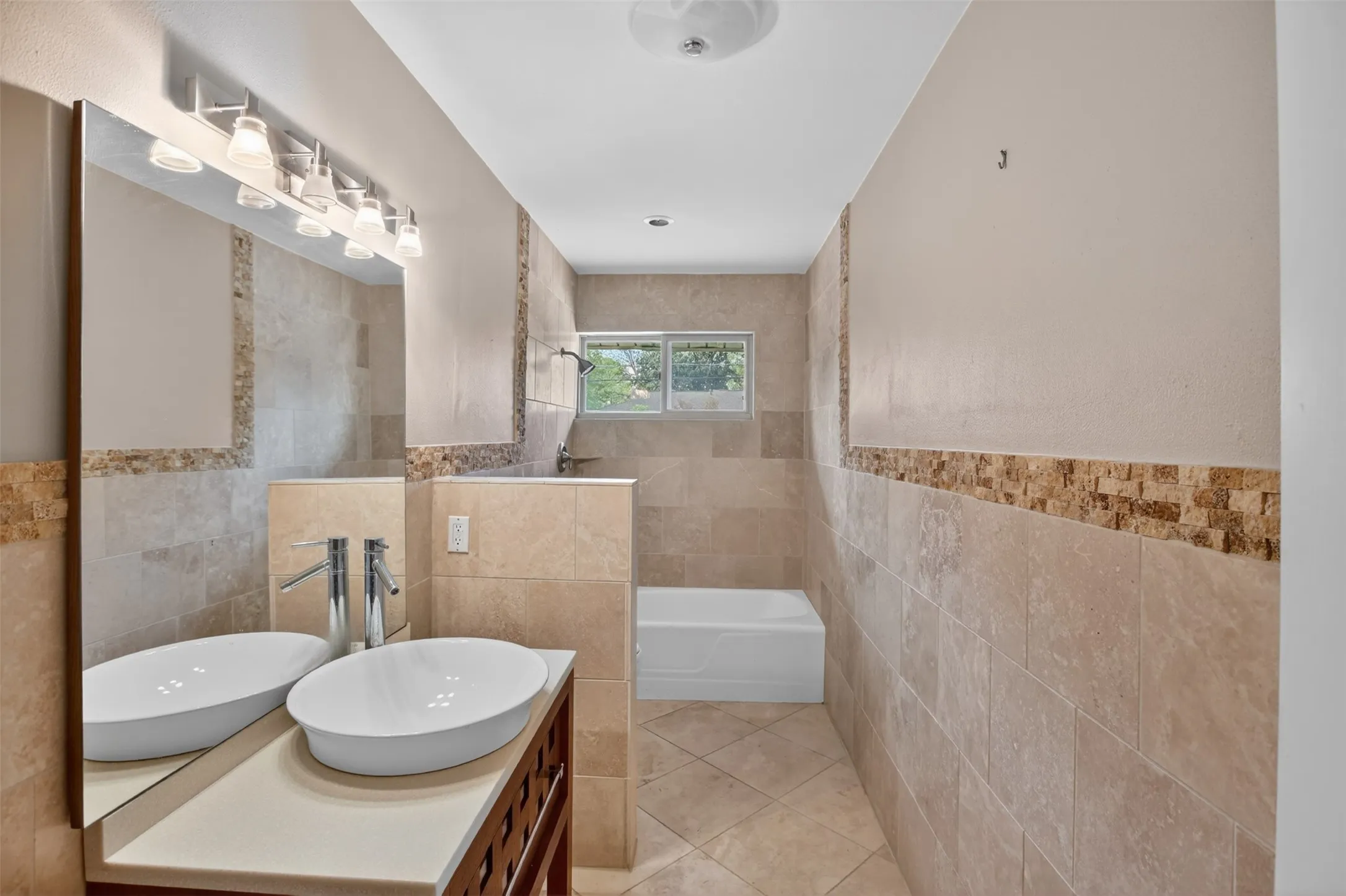 Single Family Residence For Sale in Tarrant County , 1608 Freeman Court, Arlington, Texas 76013, 3 Bedrooms, 3 Bathrooms, 2 Garage spaces, 2,401 Sqft, built in 1962, Price $385,000, mls#21308795, Real Estate Agent in Arlington, Homes For Sale in Tarrant county, Homes For Sale in Arlington, Realtor in Arlington Texas, Real Estate Brokerage Independent Realty Texas, Luminita Cordes Realtor