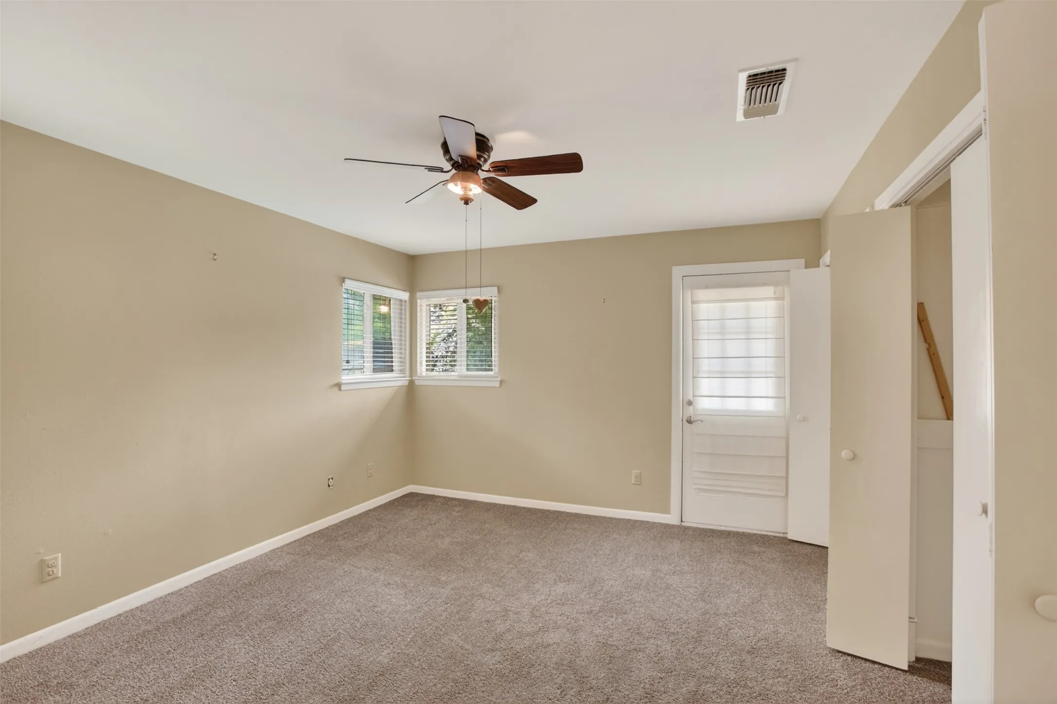 Single Family Residence For Sale in Tarrant County , 1608 Freeman Court, Arlington, Texas 76013, 3 Bedrooms, 3 Bathrooms, 2 Garage spaces, 2,401 Sqft, built in 1962, Price $385,000, mls#21308795, Real Estate Agent in Arlington, Homes For Sale in Tarrant county, Homes For Sale in Arlington, Realtor in Arlington Texas, Real Estate Brokerage Independent Realty Texas, Luminita Cordes Realtor