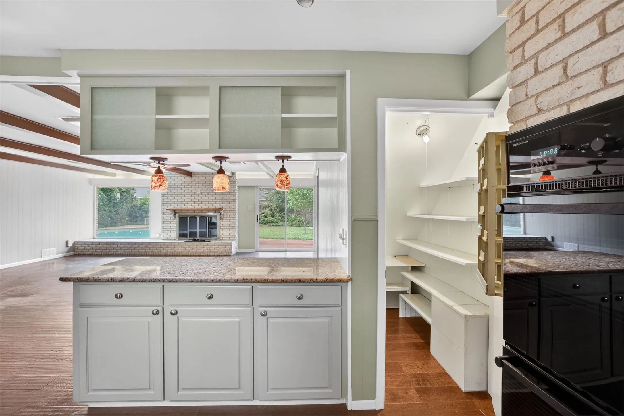 Single Family Residence For Sale in Tarrant County , 1608 Freeman Court, Arlington, Texas 76013, 3 Bedrooms, 3 Bathrooms, 2 Garage spaces, 2,401 Sqft, built in 1962, Price $385,000, mls#21308795, Real Estate Agent in Arlington, Homes For Sale in Tarrant county, Homes For Sale in Arlington, Realtor in Arlington Texas, Real Estate Brokerage Independent Realty Texas, Luminita Cordes Realtor