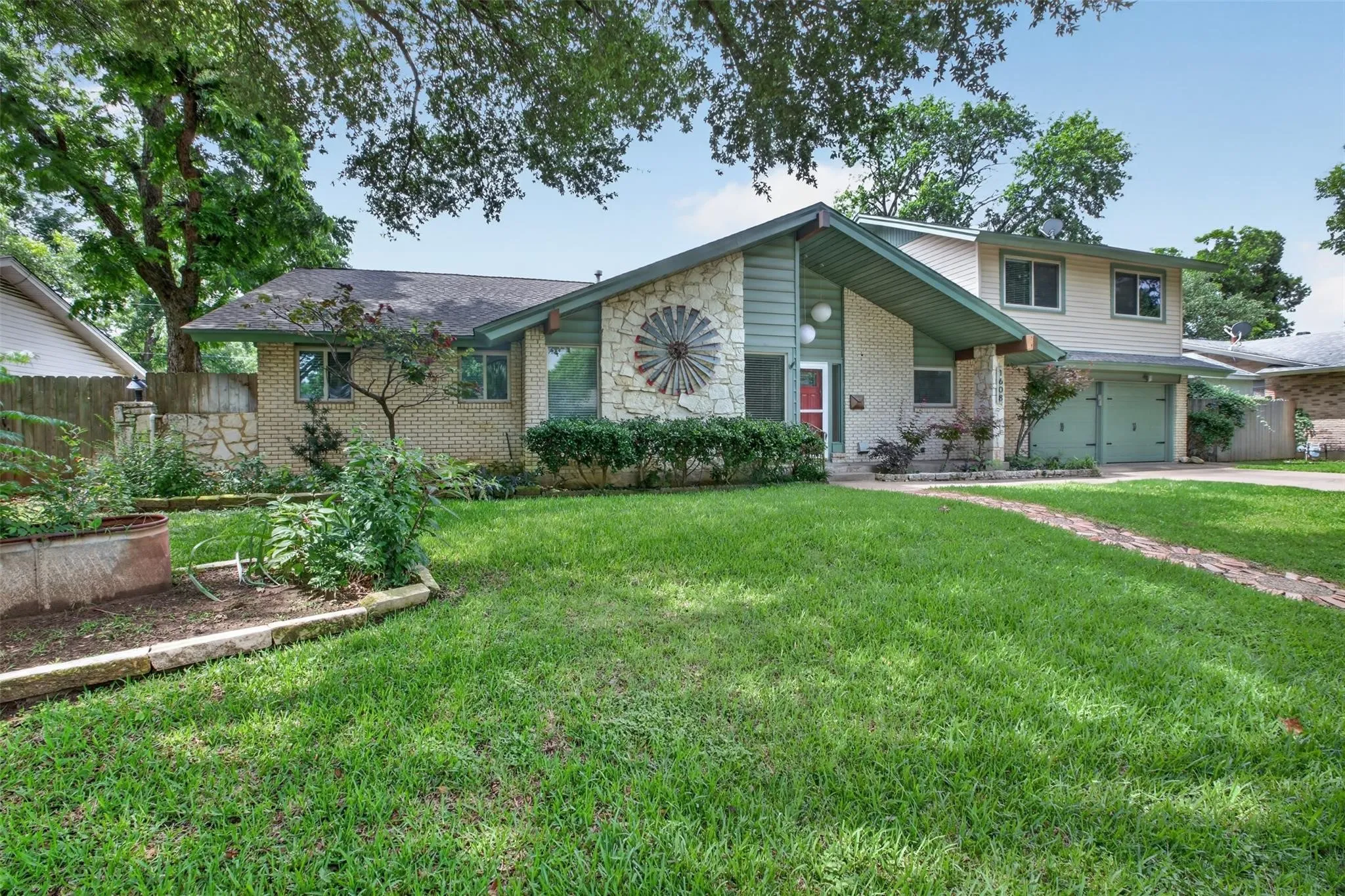 Single Family Residence For Sale in Tarrant County , 1608 Freeman Court, Arlington, Texas 76013, 3 Bedrooms, 3 Bathrooms, 2 Garage spaces, 2,401 Sqft, built in 1962, Price $385,000, mls#21308795, Real Estate Agent in Arlington, Homes For Sale in Tarrant county, Homes For Sale in Arlington, Realtor in Arlington Texas, Real Estate Brokerage Independent Realty Texas, Luminita Cordes Realtor