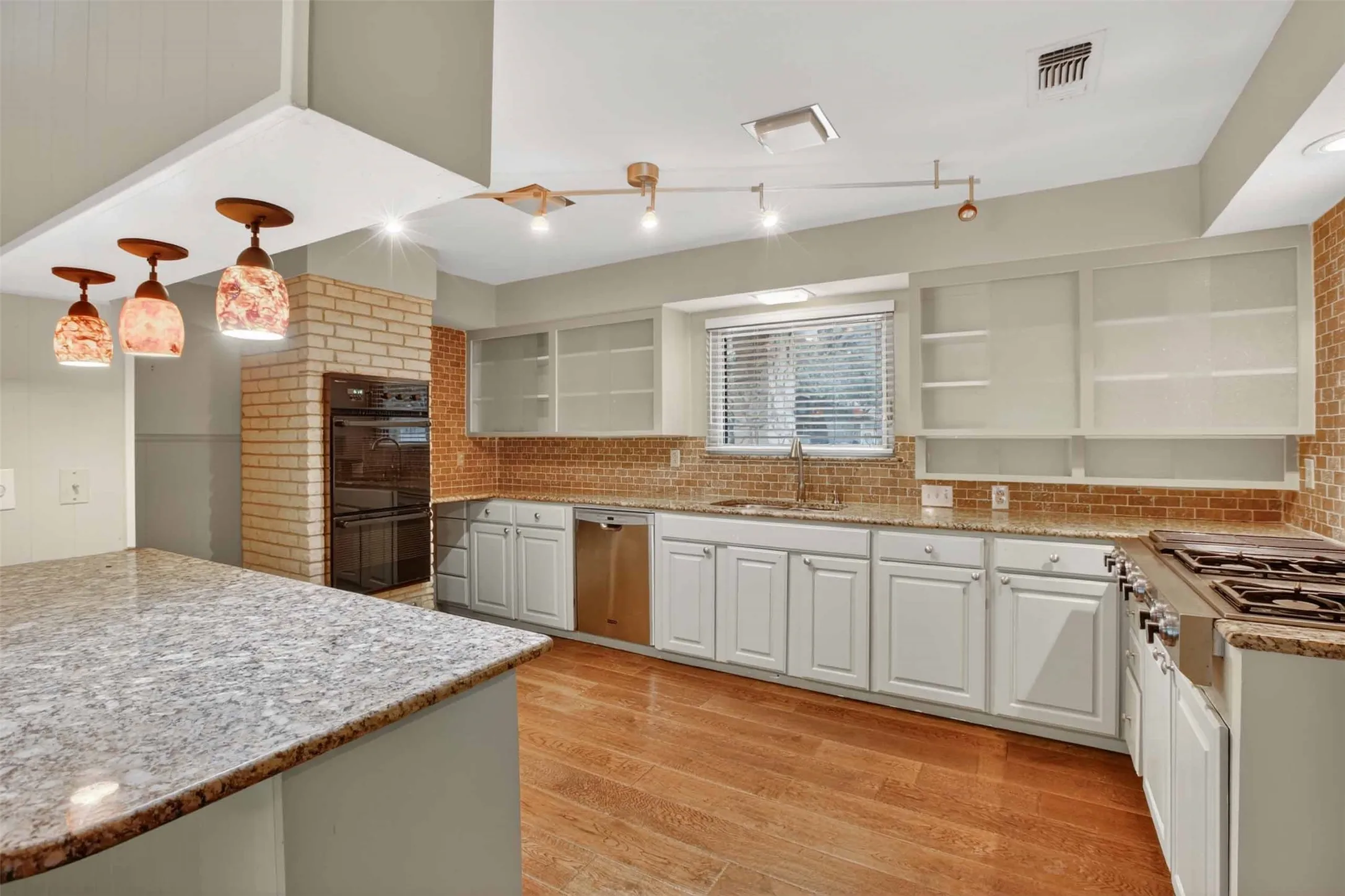 Single Family Residence For Sale in Tarrant County , 1608 Freeman Court, Arlington, Texas 76013, 3 Bedrooms, 3 Bathrooms, 2 Garage spaces, 2,401 Sqft, built in 1962, Price $385,000, mls#21308795, Real Estate Agent in Arlington, Homes For Sale in Tarrant county, Homes For Sale in Arlington, Realtor in Arlington Texas, Real Estate Brokerage Independent Realty Texas, Luminita Cordes Realtor