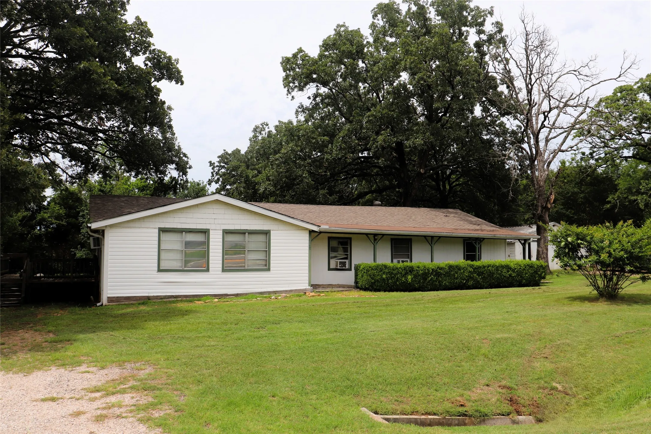 Single Family Residence For Sale in Hunt County , 4366 E Interstate 30, Campbell, Texas 75422, 3 Bedroom, 2 Bathroom, Garage spaces, 1,997 Sqft, built in 1965, Price $224,500, mls#21308205, Real Estate Agent in Campbell, Homes For Sale in Hunt county, Homes For Sale in Campbell, Realtor in Campbell Texas, Real Estate Brokerage Independent Realty Texas, Luminita Cordes Realtor