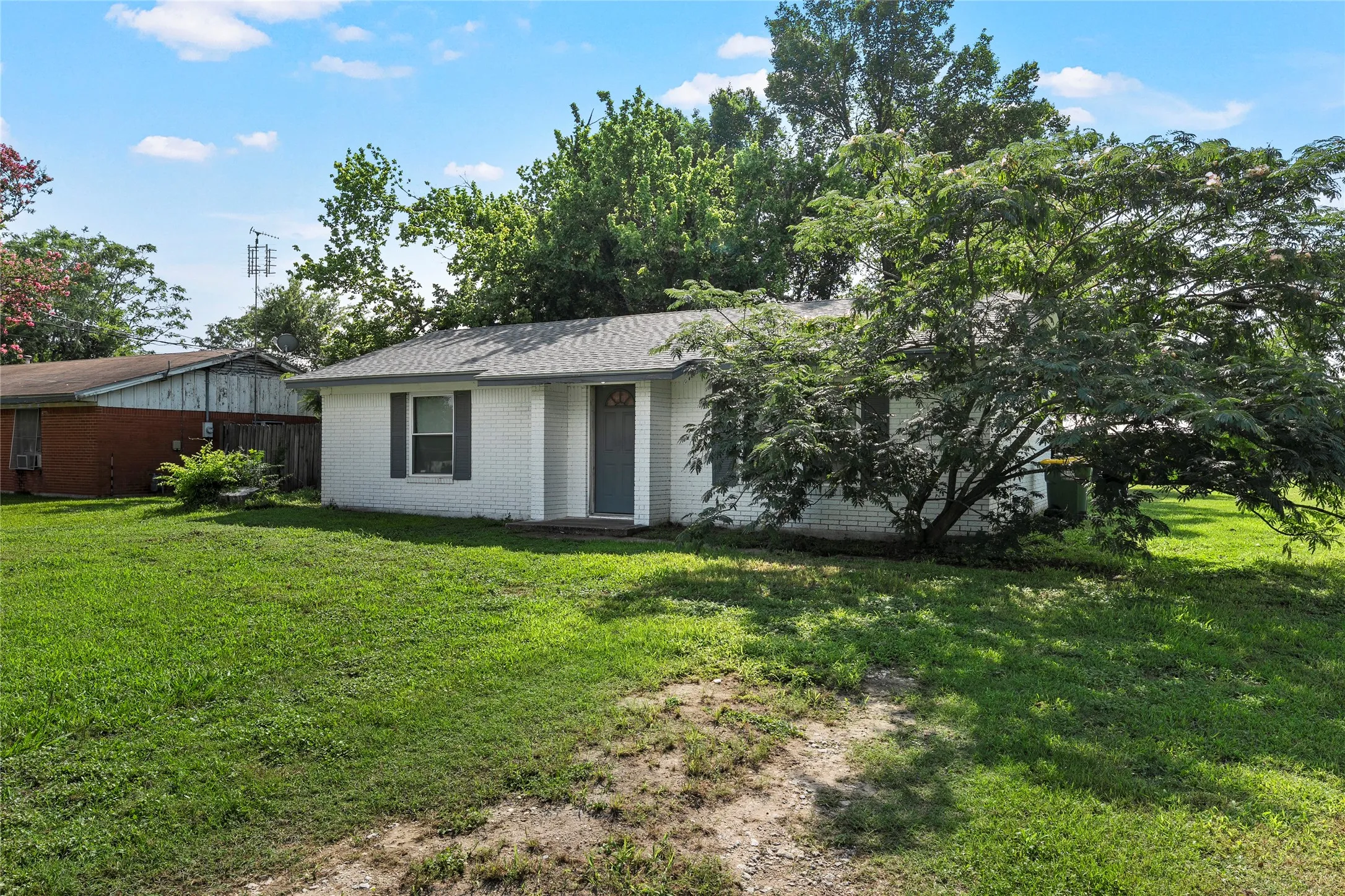 Single Family Residence For Sale in Limestone County , 406 S Narcissus, Kosse, Texas 76653, 2 Bedroom, 1 Bathroom, Garage spaces, 1,000 Sqft, built in 1976, mls#21308797, Real Estate Agent in Kosse, Homes For Sale in Limestone county, Homes For Sale in Kosse, Realtor in Kosse Texas, Real Estate Brokerage Independent Realty Texas, Luminita Cordes Realtor