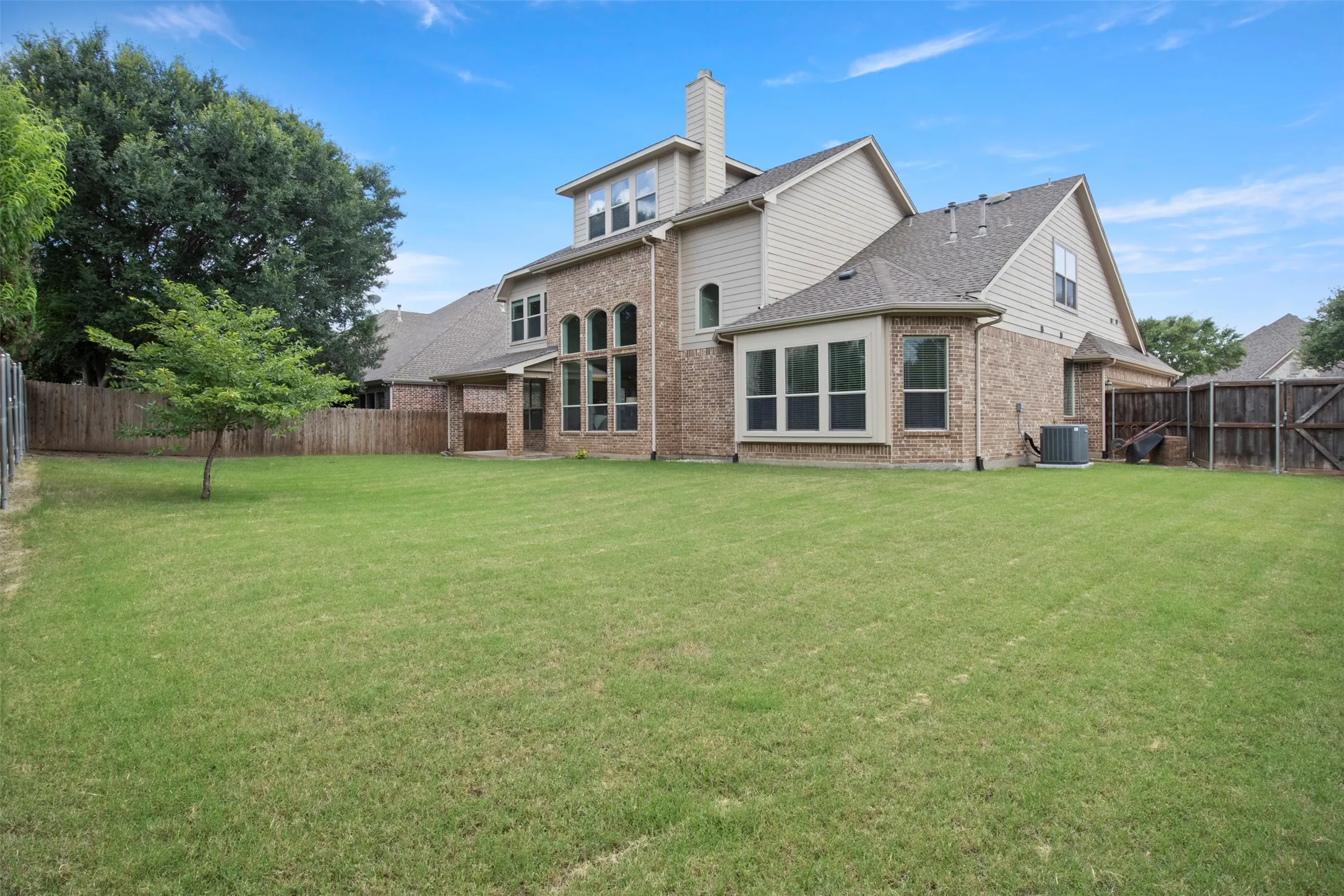 Single Family Residence For Sale in Collin County , 804 Meadowlark Drive, Murphy, Texas 75094, 5 Bedroom, 4 Bathroom, 3 Garage spaces, 4,135 Sqft, built in 2008, mls#21299517, Real Estate Agent in Murphy, Homes For Sale in Collin county, Homes For Sale in Murphy, Realtor in Murphy Texas, Real Estate Brokerage Independent Realty Texas, Luminita Cordes Realtor