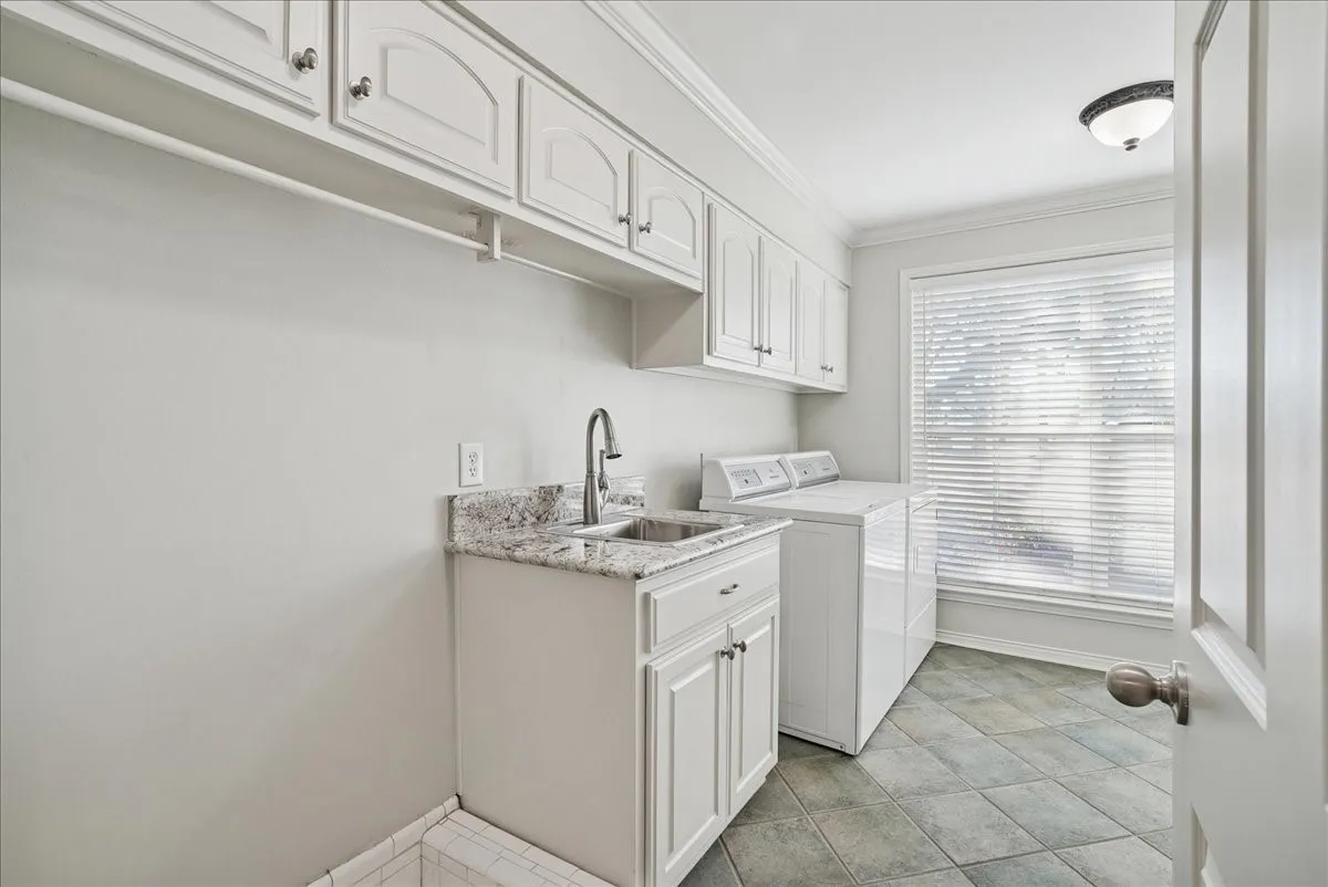 Single Family Residence For Sale in Ellis County , 604 S Hampton Road, Oak Leaf, Texas 75154, 4 Bedroom, 4 Bathroom, 3 Garage spaces, 3,750 Sqft, built in 1977, mls#21306131, Real Estate Agent in Oak Leaf, Homes For Sale in Ellis county, Homes For Sale in Oak Leaf, Realtor in Oak Leaf Texas, Real Estate Brokerage Independent Realty Texas, Luminita Cordes Realtor