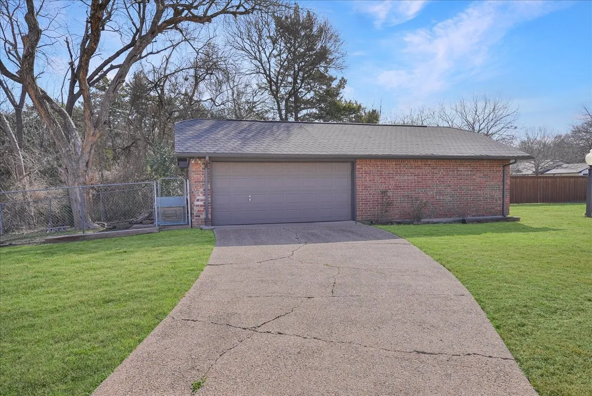 Single Family Residence For Sale in Ellis County , 604 S Hampton Road, Oak Leaf, Texas 75154, 4 Bedroom, 4 Bathroom, 3 Garage spaces, 3,750 Sqft, built in 1977, mls#21306131, Real Estate Agent in Oak Leaf, Homes For Sale in Ellis county, Homes For Sale in Oak Leaf, Realtor in Oak Leaf Texas, Real Estate Brokerage Independent Realty Texas, Luminita Cordes Realtor