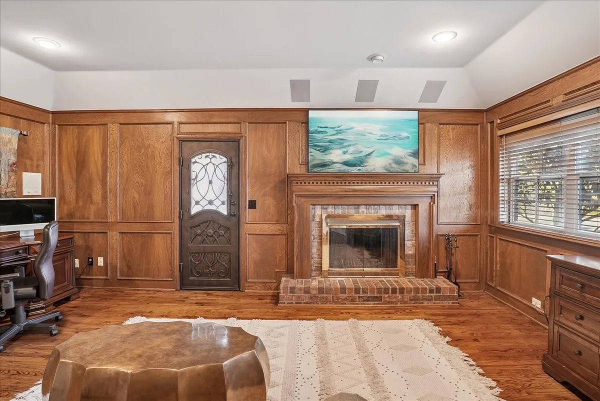 Single Family Residence For Sale in Ellis County , 604 S Hampton Road, Oak Leaf, Texas 75154, 4 Bedroom, 4 Bathroom, 3 Garage spaces, 3,750 Sqft, built in 1977, mls#21306131, Real Estate Agent in Oak Leaf, Homes For Sale in Ellis county, Homes For Sale in Oak Leaf, Realtor in Oak Leaf Texas, Real Estate Brokerage Independent Realty Texas, Luminita Cordes Realtor
