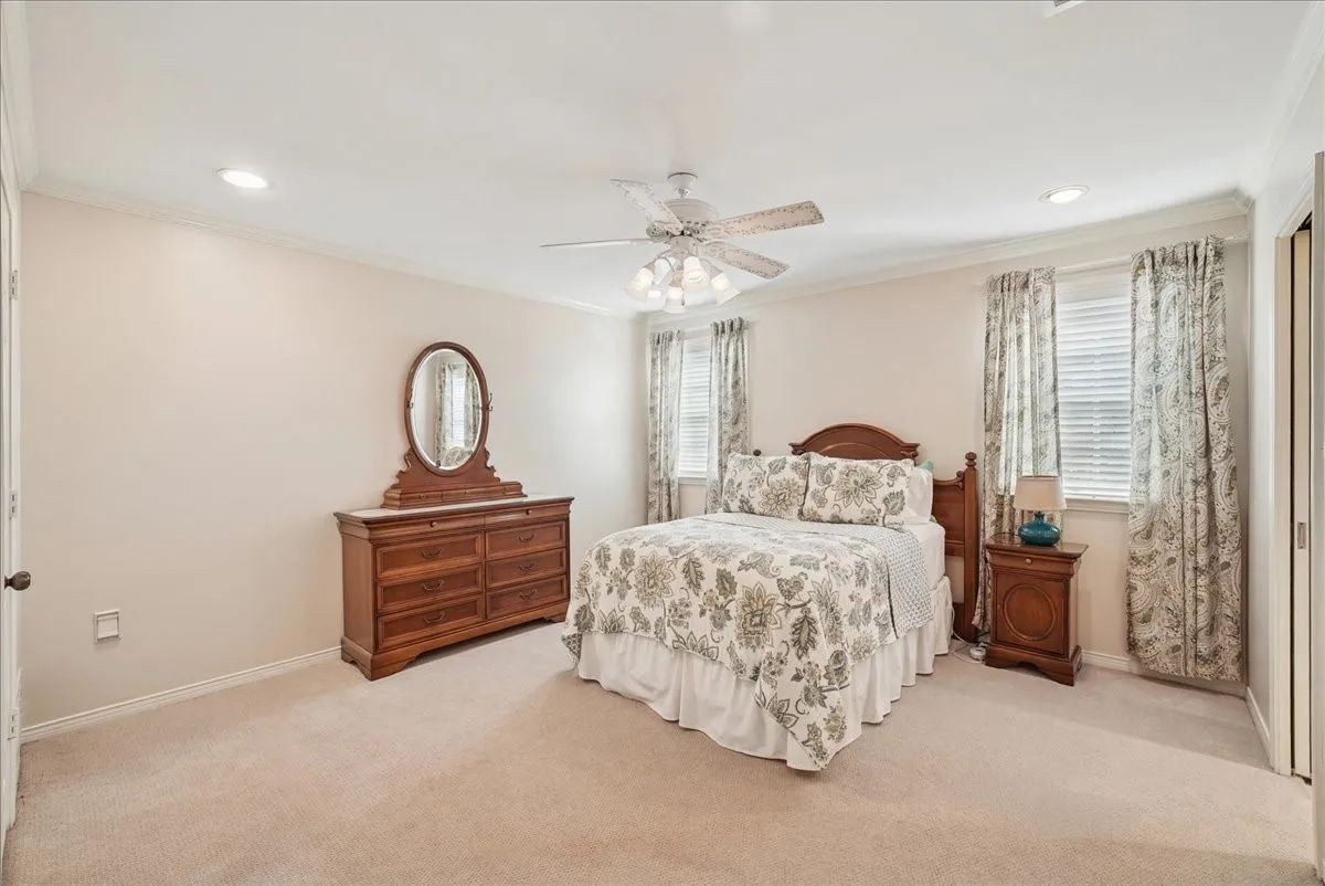 Single Family Residence For Sale in Ellis County , 604 S Hampton Road, Oak Leaf, Texas 75154, 4 Bedroom, 4 Bathroom, 3 Garage spaces, 3,750 Sqft, built in 1977, mls#21306131, Real Estate Agent in Oak Leaf, Homes For Sale in Ellis county, Homes For Sale in Oak Leaf, Realtor in Oak Leaf Texas, Real Estate Brokerage Independent Realty Texas, Luminita Cordes Realtor