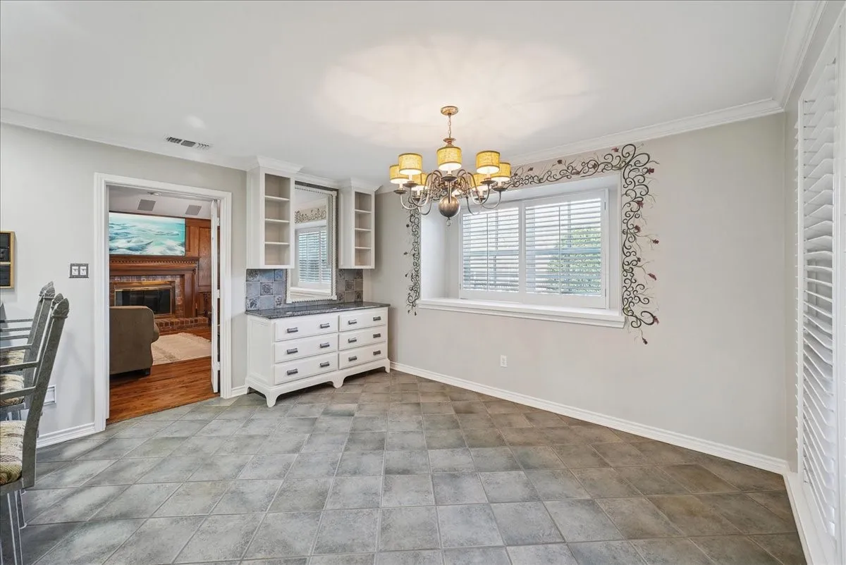 Single Family Residence For Sale in Ellis County , 604 S Hampton Road, Oak Leaf, Texas 75154, 4 Bedroom, 4 Bathroom, 3 Garage spaces, 3,750 Sqft, built in 1977, mls#21306131, Real Estate Agent in Oak Leaf, Homes For Sale in Ellis county, Homes For Sale in Oak Leaf, Realtor in Oak Leaf Texas, Real Estate Brokerage Independent Realty Texas, Luminita Cordes Realtor