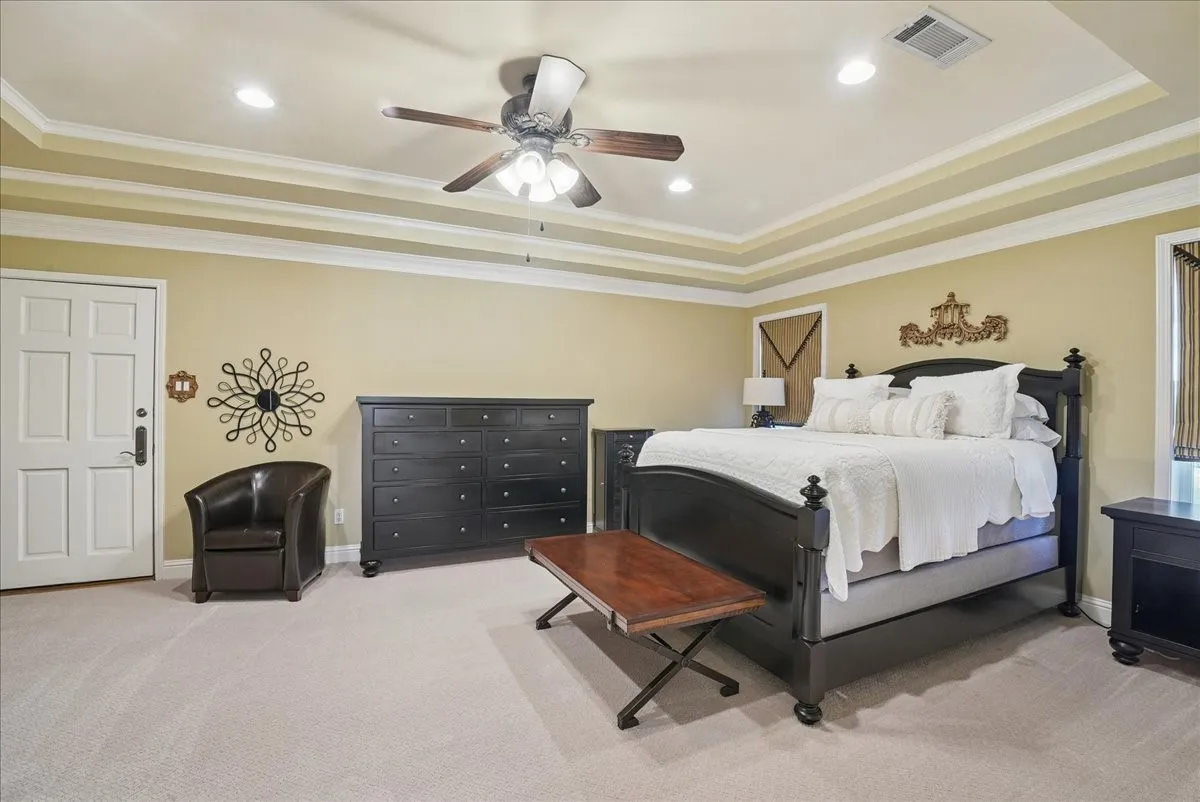Single Family Residence For Sale in Ellis County , 604 S Hampton Road, Oak Leaf, Texas 75154, 4 Bedroom, 4 Bathroom, 3 Garage spaces, 3,750 Sqft, built in 1977, mls#21306131, Real Estate Agent in Oak Leaf, Homes For Sale in Ellis county, Homes For Sale in Oak Leaf, Realtor in Oak Leaf Texas, Real Estate Brokerage Independent Realty Texas, Luminita Cordes Realtor