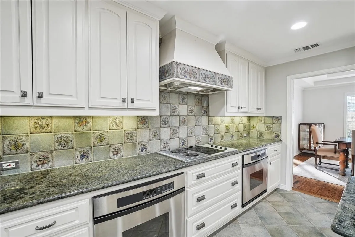Single Family Residence For Sale in Ellis County , 604 S Hampton Road, Oak Leaf, Texas 75154, 4 Bedroom, 4 Bathroom, 3 Garage spaces, 3,750 Sqft, built in 1977, mls#21306131, Real Estate Agent in Oak Leaf, Homes For Sale in Ellis county, Homes For Sale in Oak Leaf, Realtor in Oak Leaf Texas, Real Estate Brokerage Independent Realty Texas, Luminita Cordes Realtor