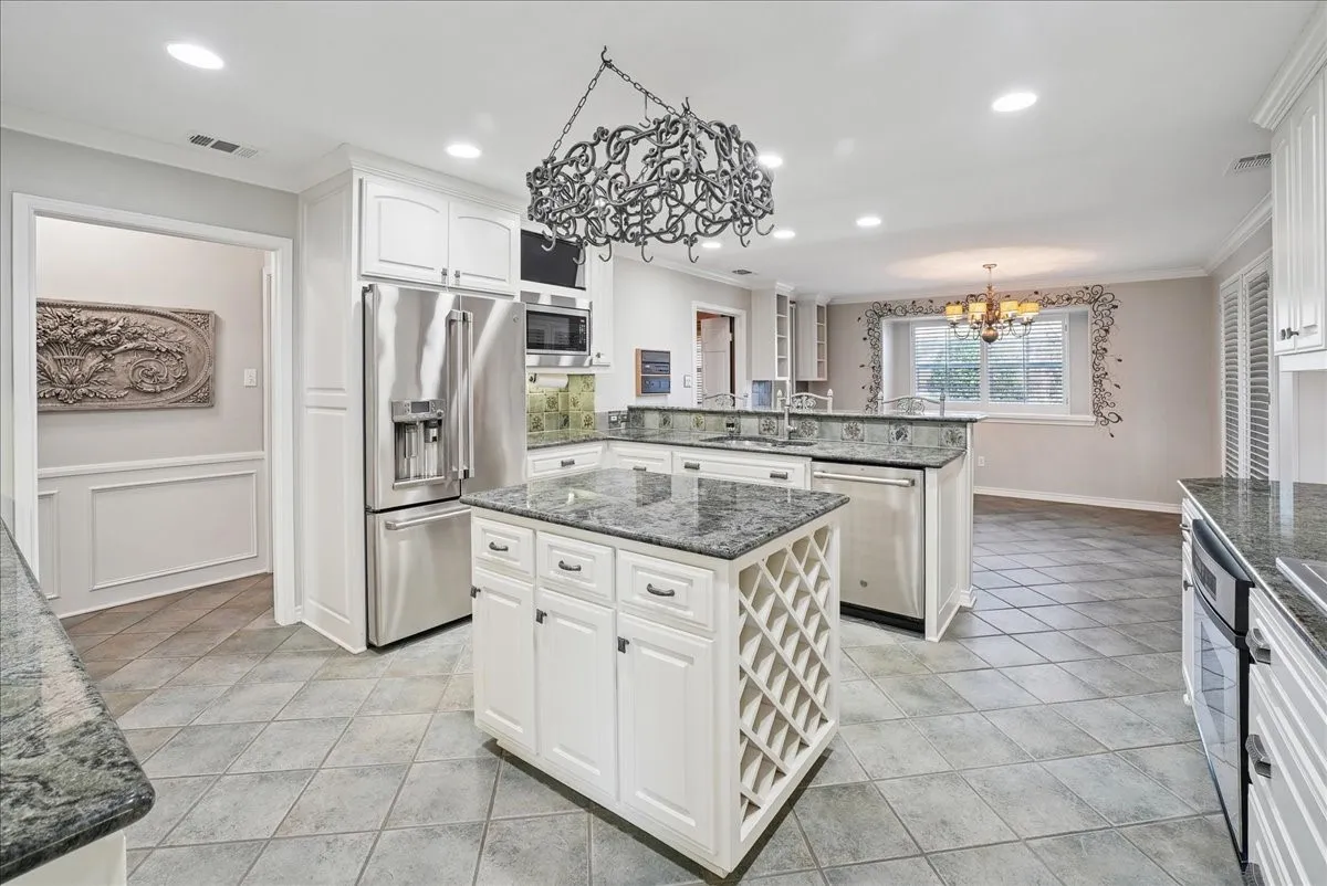 Single Family Residence For Sale in Ellis County , 604 S Hampton Road, Oak Leaf, Texas 75154, 4 Bedroom, 4 Bathroom, 3 Garage spaces, 3,750 Sqft, built in 1977, mls#21306131, Real Estate Agent in Oak Leaf, Homes For Sale in Ellis county, Homes For Sale in Oak Leaf, Realtor in Oak Leaf Texas, Real Estate Brokerage Independent Realty Texas, Luminita Cordes Realtor