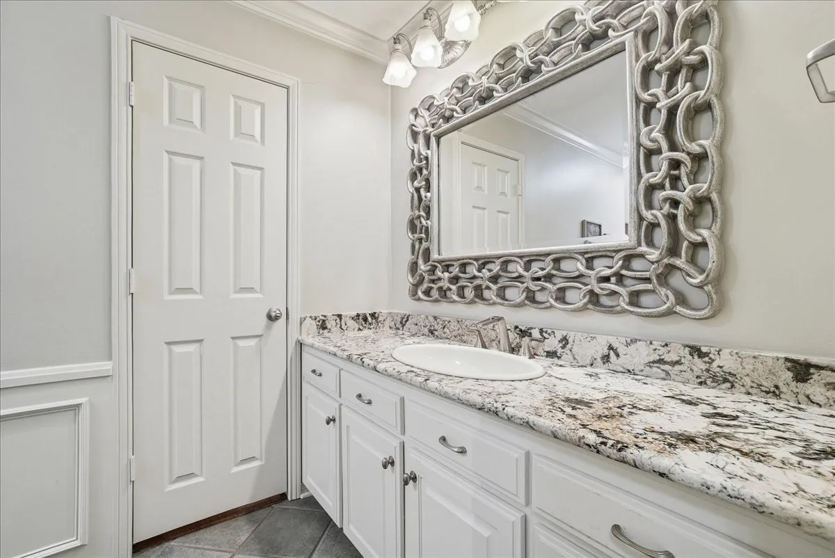 Single Family Residence For Sale in Ellis County , 604 S Hampton Road, Oak Leaf, Texas 75154, 4 Bedroom, 4 Bathroom, 3 Garage spaces, 3,750 Sqft, built in 1977, mls#21306131, Real Estate Agent in Oak Leaf, Homes For Sale in Ellis county, Homes For Sale in Oak Leaf, Realtor in Oak Leaf Texas, Real Estate Brokerage Independent Realty Texas, Luminita Cordes Realtor