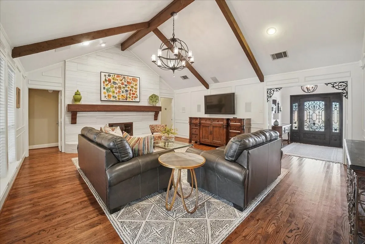 Single Family Residence For Sale in Ellis County , 604 S Hampton Road, Oak Leaf, Texas 75154, 4 Bedroom, 4 Bathroom, 3 Garage spaces, 3,750 Sqft, built in 1977, mls#21306131, Real Estate Agent in Oak Leaf, Homes For Sale in Ellis county, Homes For Sale in Oak Leaf, Realtor in Oak Leaf Texas, Real Estate Brokerage Independent Realty Texas, Luminita Cordes Realtor