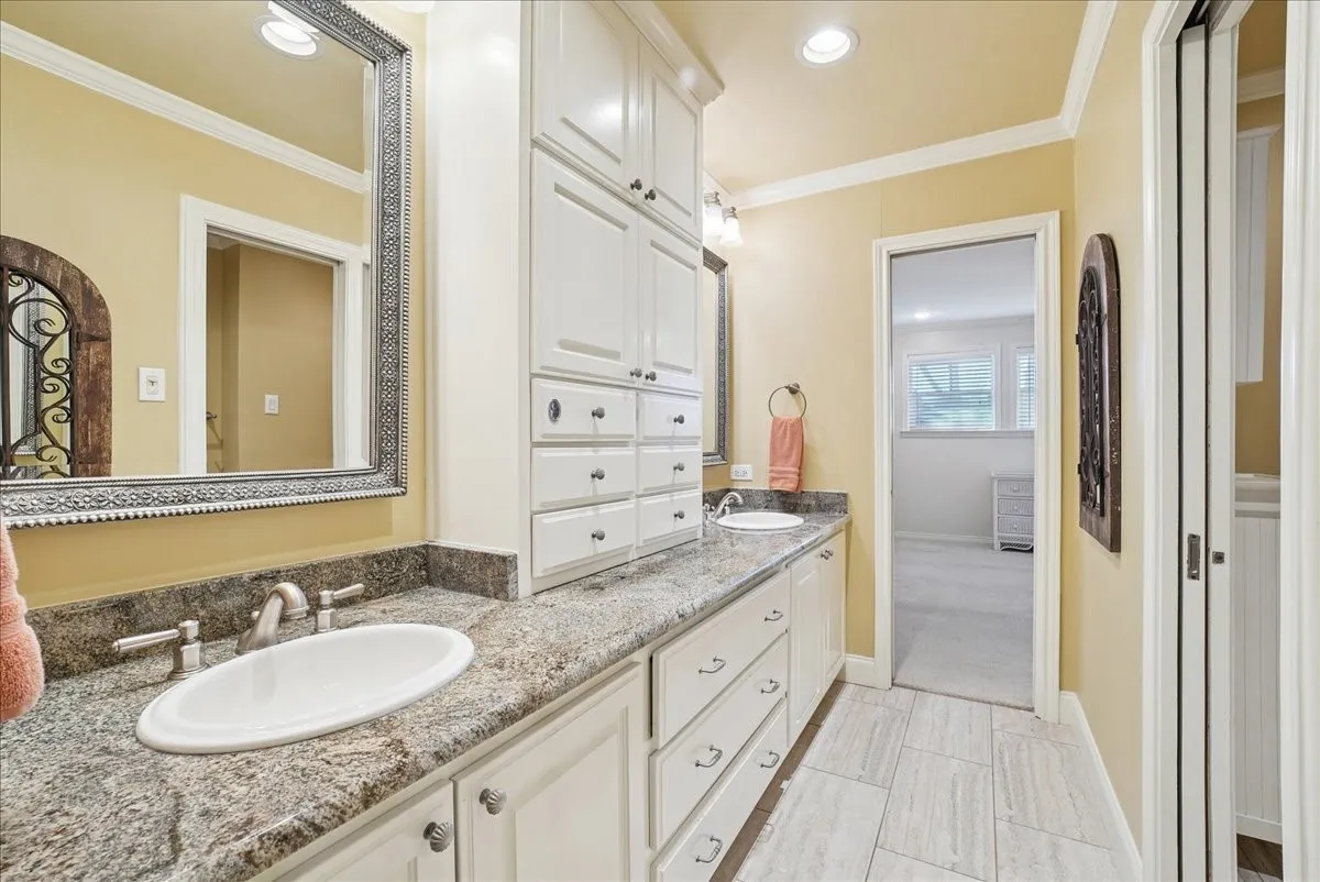 Single Family Residence For Sale in Ellis County , 604 S Hampton Road, Oak Leaf, Texas 75154, 4 Bedroom, 4 Bathroom, 3 Garage spaces, 3,750 Sqft, built in 1977, mls#21306131, Real Estate Agent in Oak Leaf, Homes For Sale in Ellis county, Homes For Sale in Oak Leaf, Realtor in Oak Leaf Texas, Real Estate Brokerage Independent Realty Texas, Luminita Cordes Realtor