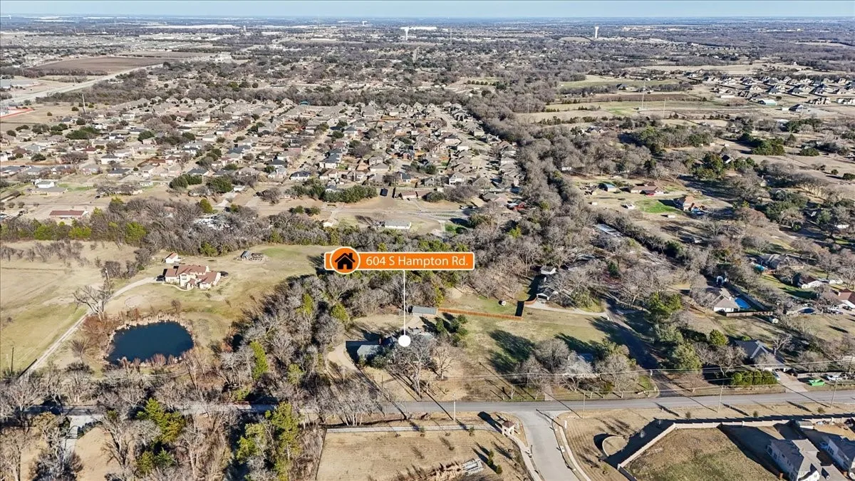Single Family Residence For Sale in Ellis County , 604 S Hampton Road, Oak Leaf, Texas 75154, 4 Bedroom, 4 Bathroom, 3 Garage spaces, 3,750 Sqft, built in 1977, mls#21306131, Real Estate Agent in Oak Leaf, Homes For Sale in Ellis county, Homes For Sale in Oak Leaf, Realtor in Oak Leaf Texas, Real Estate Brokerage Independent Realty Texas, Luminita Cordes Realtor