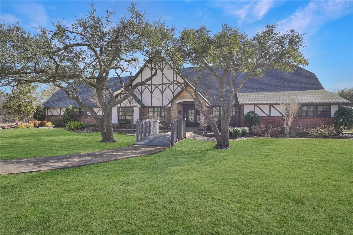 Single Family Residence For Sale in Ellis County , 604 S Hampton Road, Oak Leaf, Texas 75154, 4 Bedroom, 4 Bathroom, 3 Garage spaces, 3,750 Sqft, built in 1977, mls#21306131, Real Estate Agent in Oak Leaf, Homes For Sale in Ellis county, Homes For Sale in Oak Leaf, Realtor in Oak Leaf Texas, Real Estate Brokerage Independent Realty Texas, Luminita Cordes Realtor