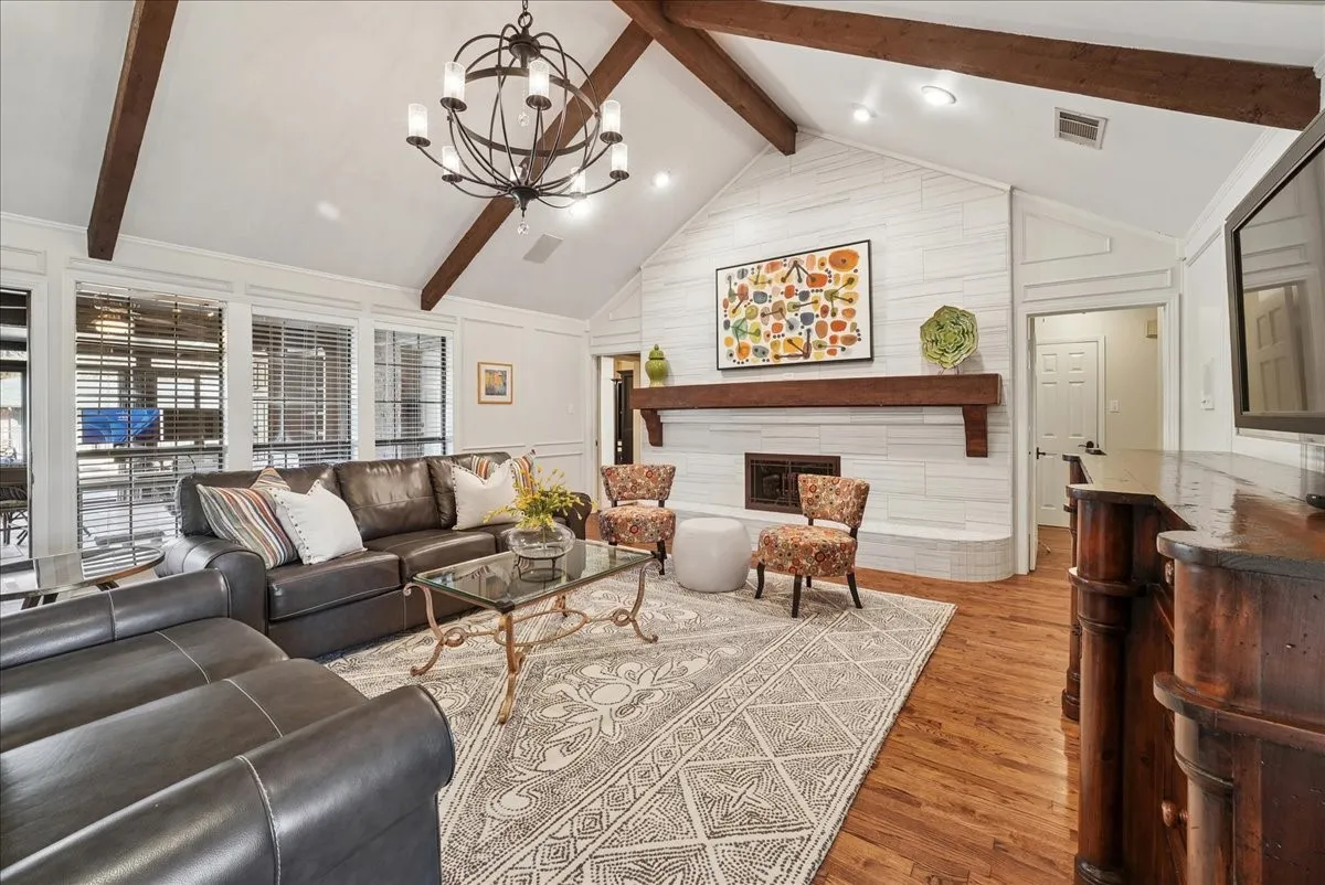 Single Family Residence For Sale in Ellis County , 604 S Hampton Road, Oak Leaf, Texas 75154, 4 Bedroom, 4 Bathroom, 3 Garage spaces, 3,750 Sqft, built in 1977, mls#21306131, Real Estate Agent in Oak Leaf, Homes For Sale in Ellis county, Homes For Sale in Oak Leaf, Realtor in Oak Leaf Texas, Real Estate Brokerage Independent Realty Texas, Luminita Cordes Realtor