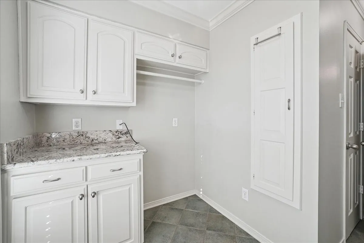 Single Family Residence For Sale in Ellis County , 604 S Hampton Road, Oak Leaf, Texas 75154, 4 Bedroom, 4 Bathroom, 3 Garage spaces, 3,750 Sqft, built in 1977, mls#21306131, Real Estate Agent in Oak Leaf, Homes For Sale in Ellis county, Homes For Sale in Oak Leaf, Realtor in Oak Leaf Texas, Real Estate Brokerage Independent Realty Texas, Luminita Cordes Realtor