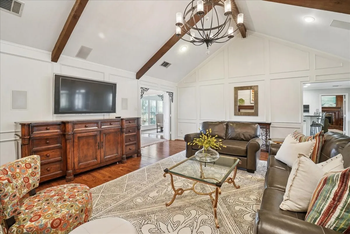 Single Family Residence For Sale in Ellis County , 604 S Hampton Road, Oak Leaf, Texas 75154, 4 Bedroom, 4 Bathroom, 3 Garage spaces, 3,750 Sqft, built in 1977, mls#21306131, Real Estate Agent in Oak Leaf, Homes For Sale in Ellis county, Homes For Sale in Oak Leaf, Realtor in Oak Leaf Texas, Real Estate Brokerage Independent Realty Texas, Luminita Cordes Realtor